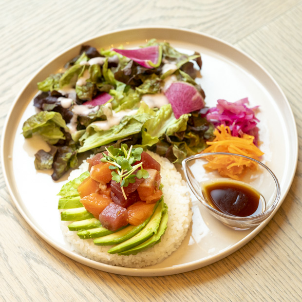 【葉山】女子旅で選ばれる理由。三崎マグロと三浦野菜たっぷり「SANDBAR」のアヒポキプレート