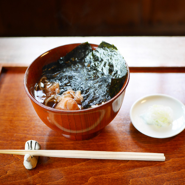 【秋谷】有明海苔と白梅が香る「梅海苔そば」。心までほぐれる優しい味わい｜蕎麦 桶や