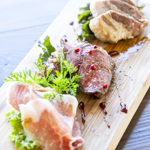 【逗子】海畑マルシェ太陽で味わう“地元ジャージー牛”の太陽肉盛が人気の理由