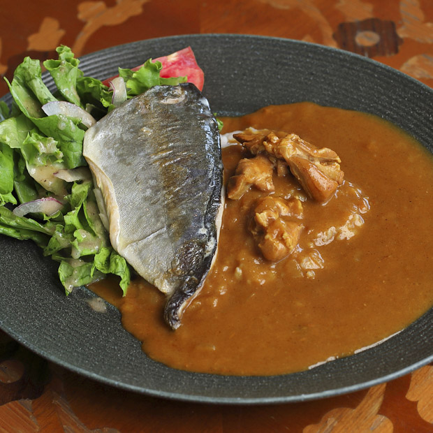 【葉山】地魚ドーン！絶景で味わう「港のマーロウ」名物カレーと限定プリン