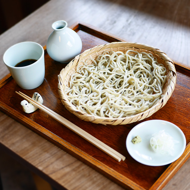 【秋谷】風味絶品。玄そば自家製粉の手打ちそばと、自家製あんみつの贅沢な味わい｜蕎麦 桶や