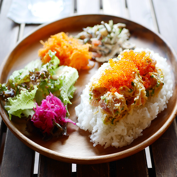 【秋谷】一口で虜に。25年ハワイ暮らしが辿り着いたスパイシーアヒポキ｜plus aloha cafe