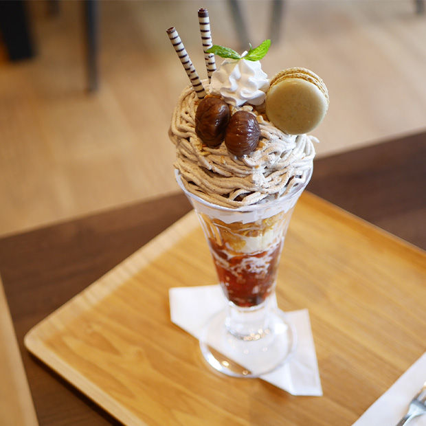 【佐島】ほっくりと栗を堪能味。マロンパフェと海を望むBook cafe の上質な時間