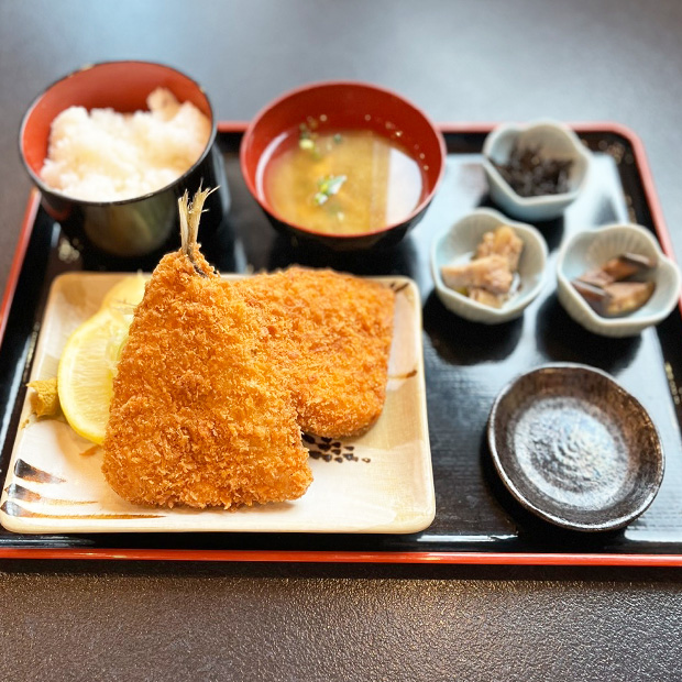 【横須賀】現役漁師が作る肉厚のアジフライ定食！海鮮料理「勝魚」で港町グルメ