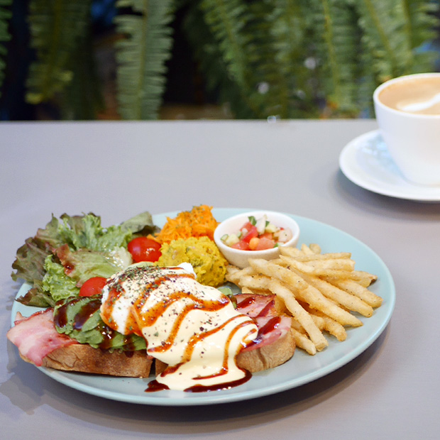 【横須賀】観葉植物カフェ「ココスファーム」で癒しのひとときと特製エッグベネディクト