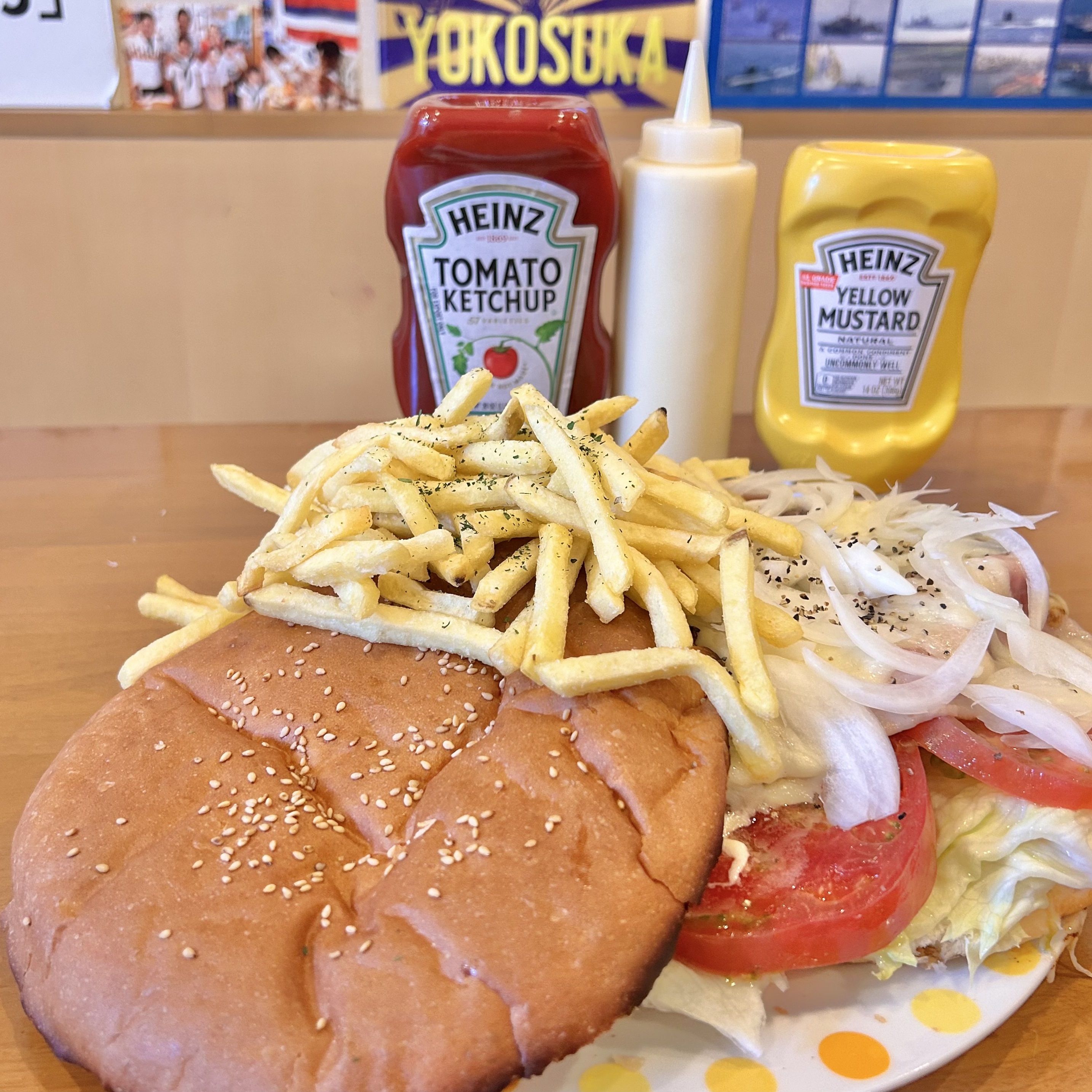 【横須賀】バンズ20cmの衝撃！巨大ネイビーバーガーと笑顔があふれる名店『LAUNA』