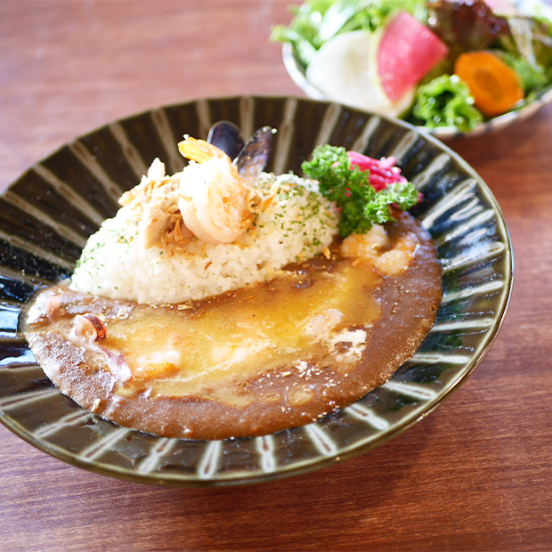 【葉山】極上シーフードカレーとフレンチの技。隠れ家カフェ会英楼で味わう贅沢ランチ