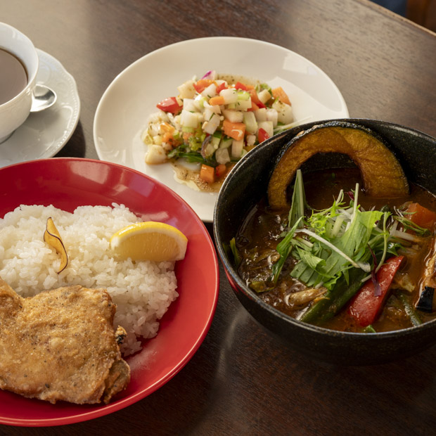 【葉山】大きなフライドチキンと
スープカレーが定番　南葉亭の「肉食セット」