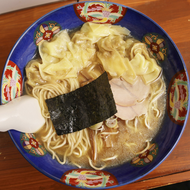 【横須賀】トリュフ香る塩そばが話題。「支那そば ひらおか」黄金色スープの一杯