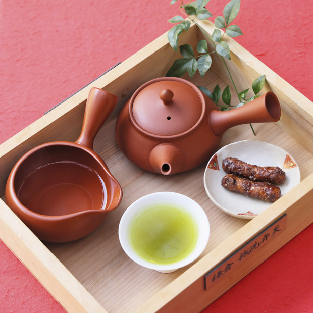 【鎌倉】銭洗弁天でひとやすみ。団子と一緒に味わいたい「弁天茶屋」の深蒸し煎茶