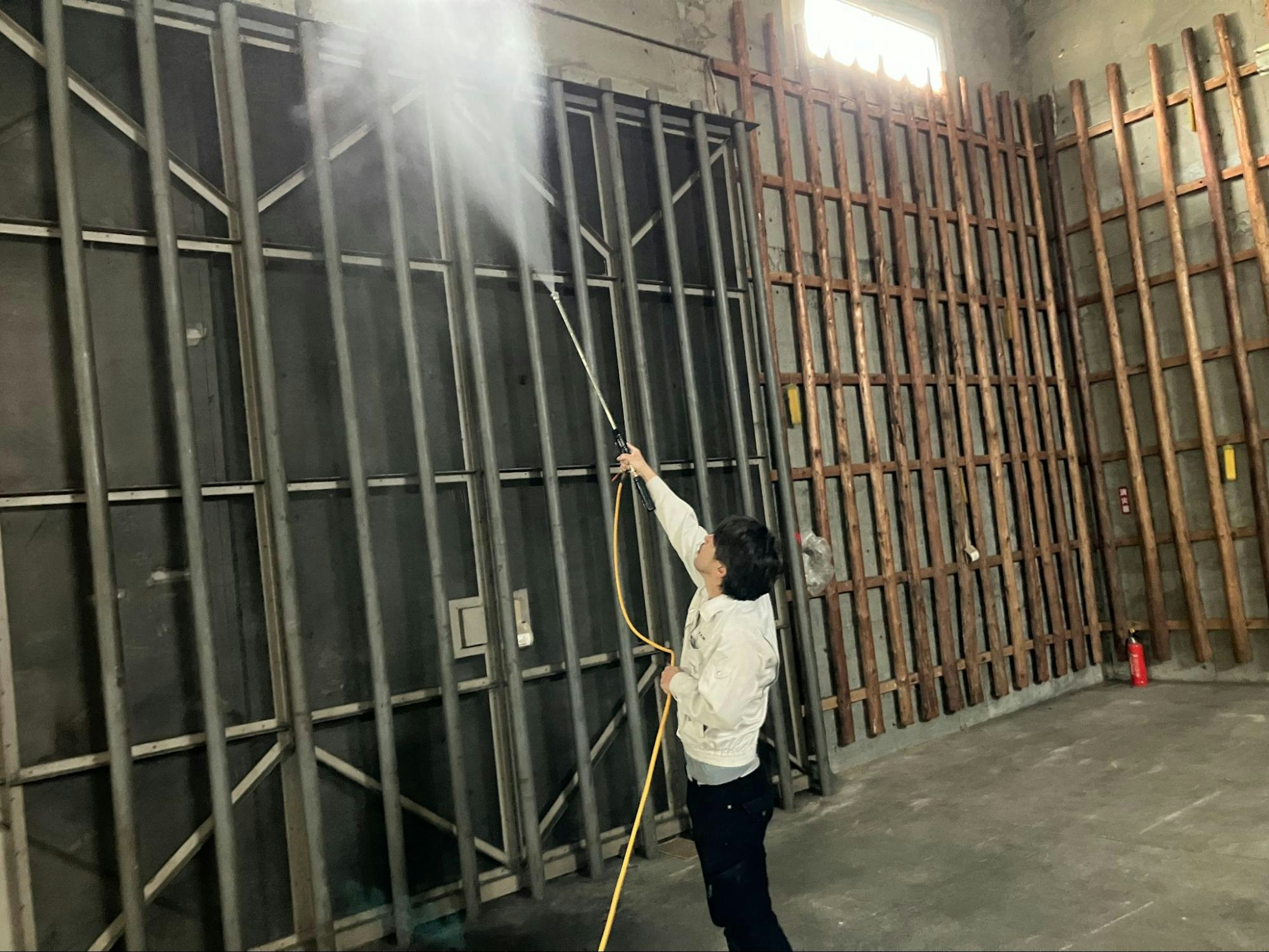 ※消臭剤噴霧の様子 [匿名性を守るためイメージ写真を使用しています]