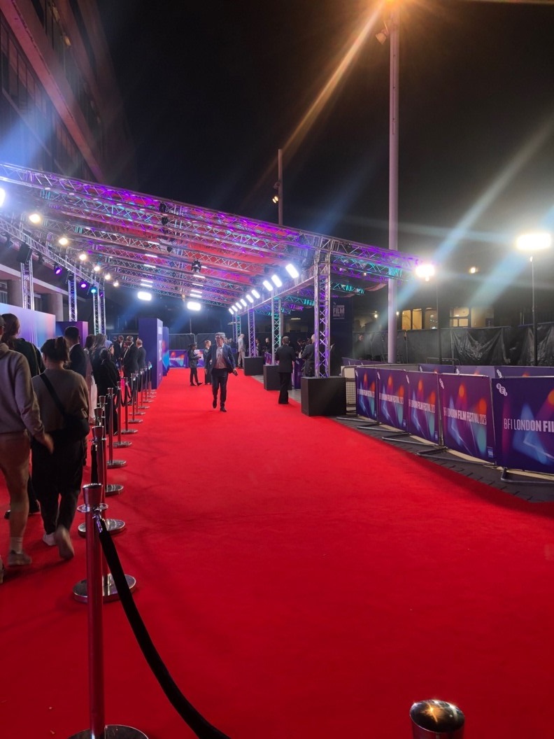 ロンドン映画祭のBFI　Southbank会場前のレッドカーペット。チケットを持っている観客は、ここを歩いて会場へ