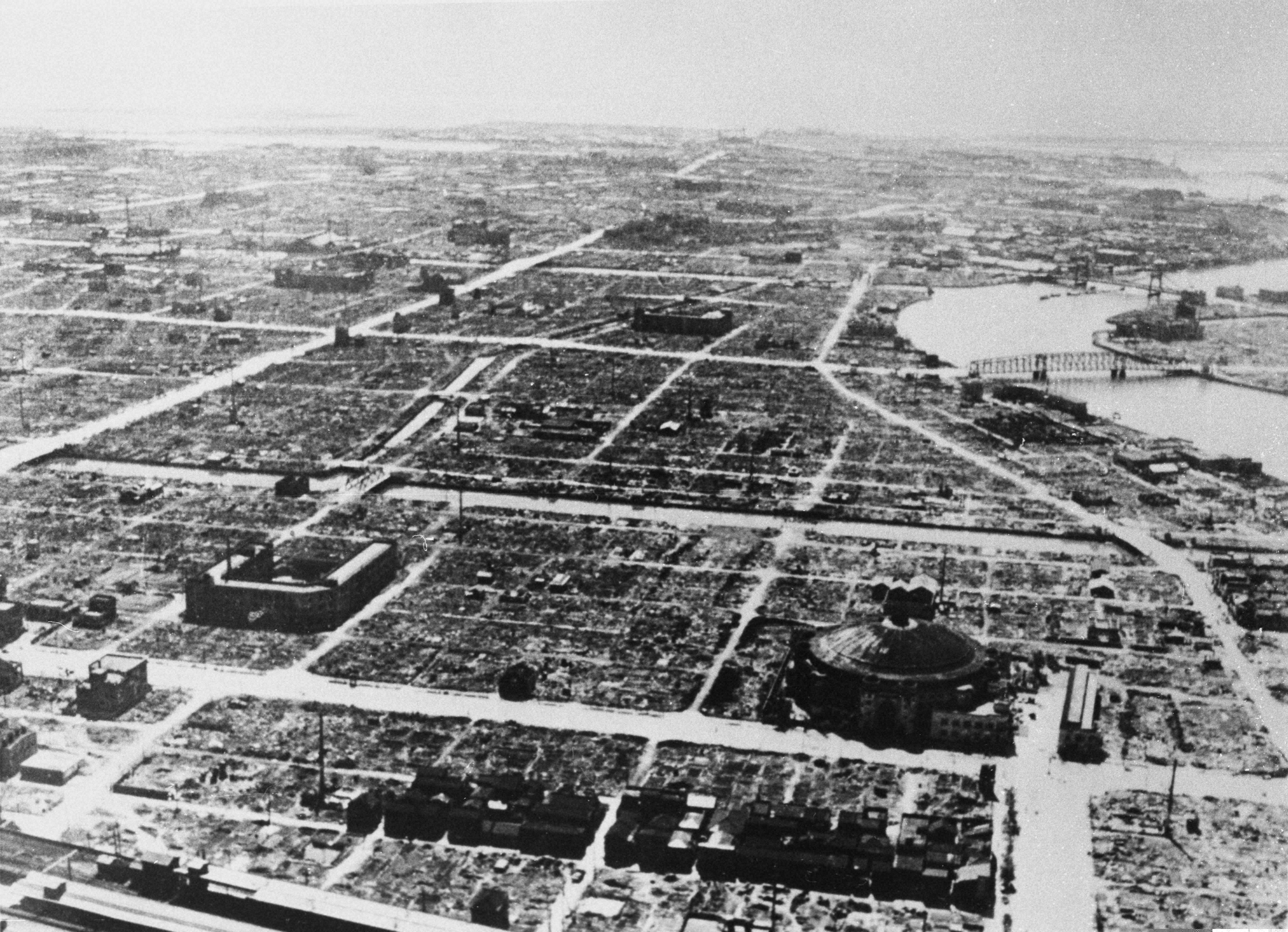 終戦・東京両国の焼け跡　1945年3月10日の東京大空襲では一夜のうちに10万余の人命が失われた　手前は国技館
