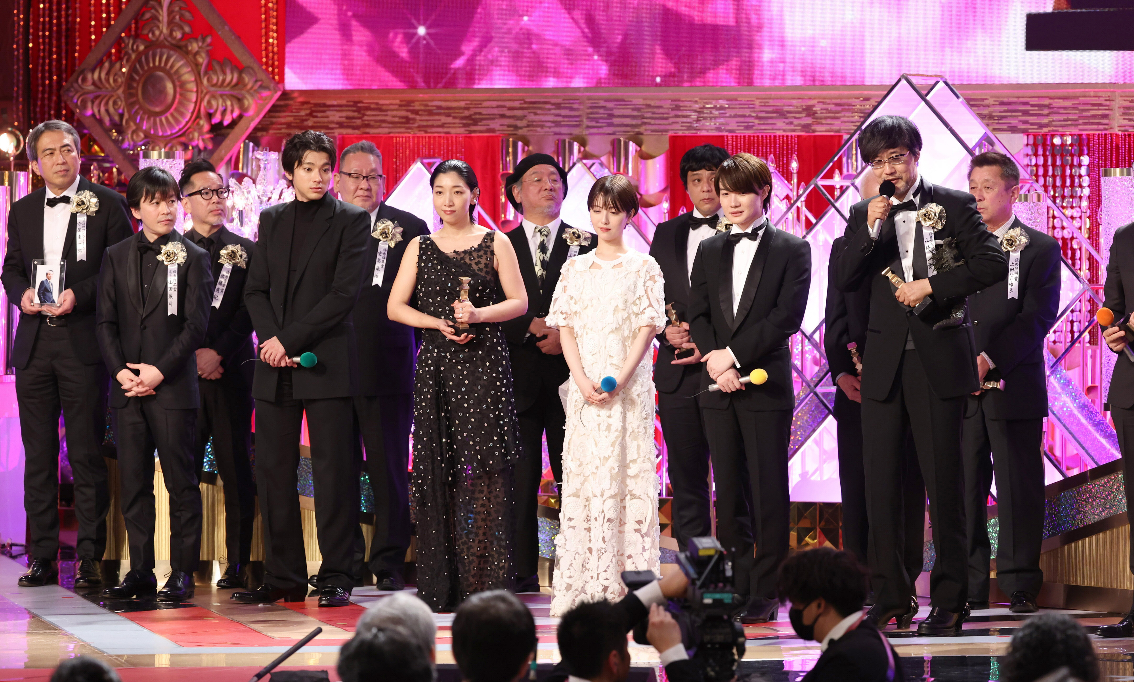 第47回日本アカデミー賞で「ゴジラ-1.0」で最優秀作品賞を受賞し、あいさつする山崎貴監督（前列右端）＝代表撮影