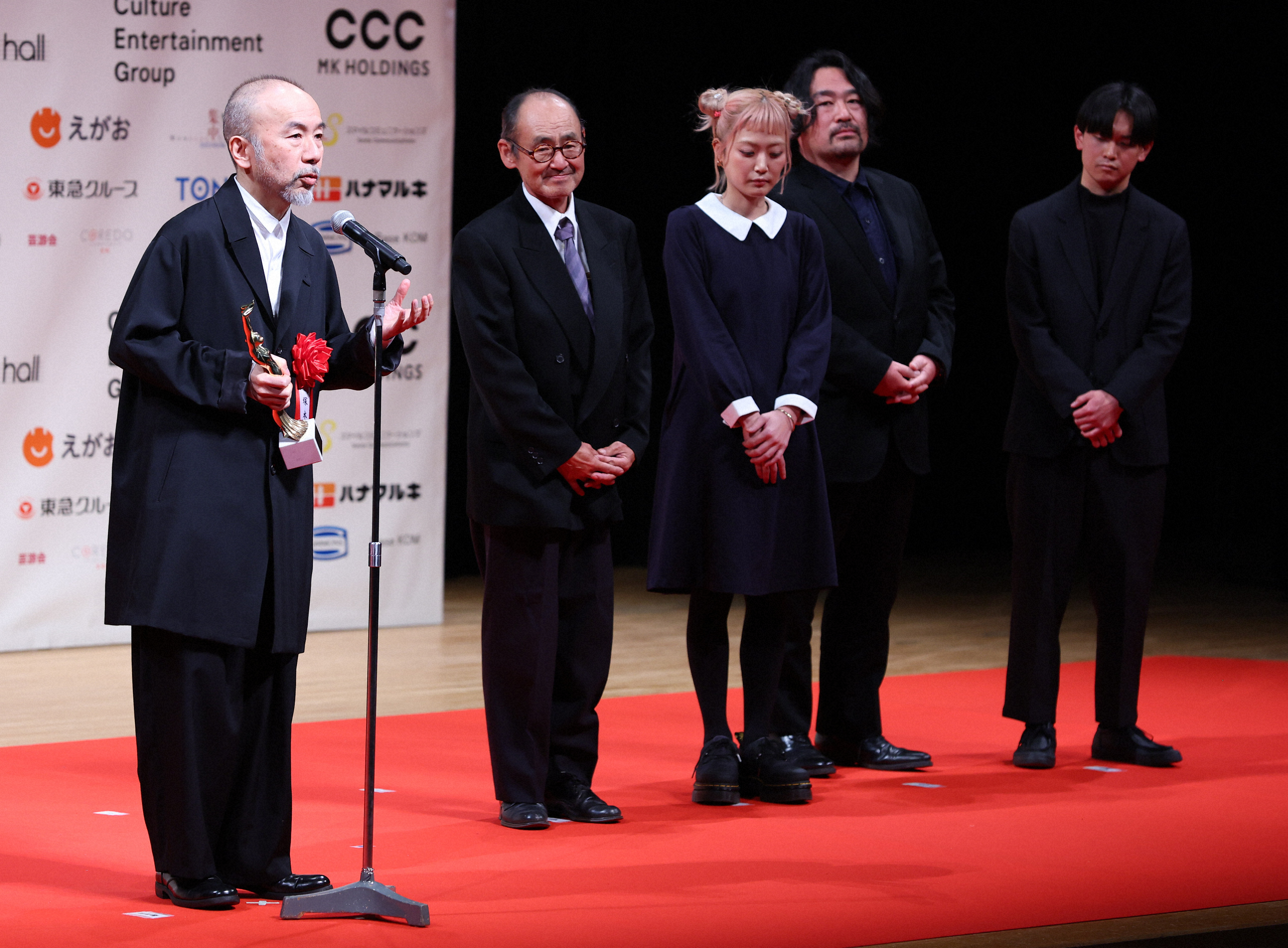 第78回毎日映コン表彰式で、壇上に立つ塚本晋也監督（左端）と「ほかげ」のスタッフ