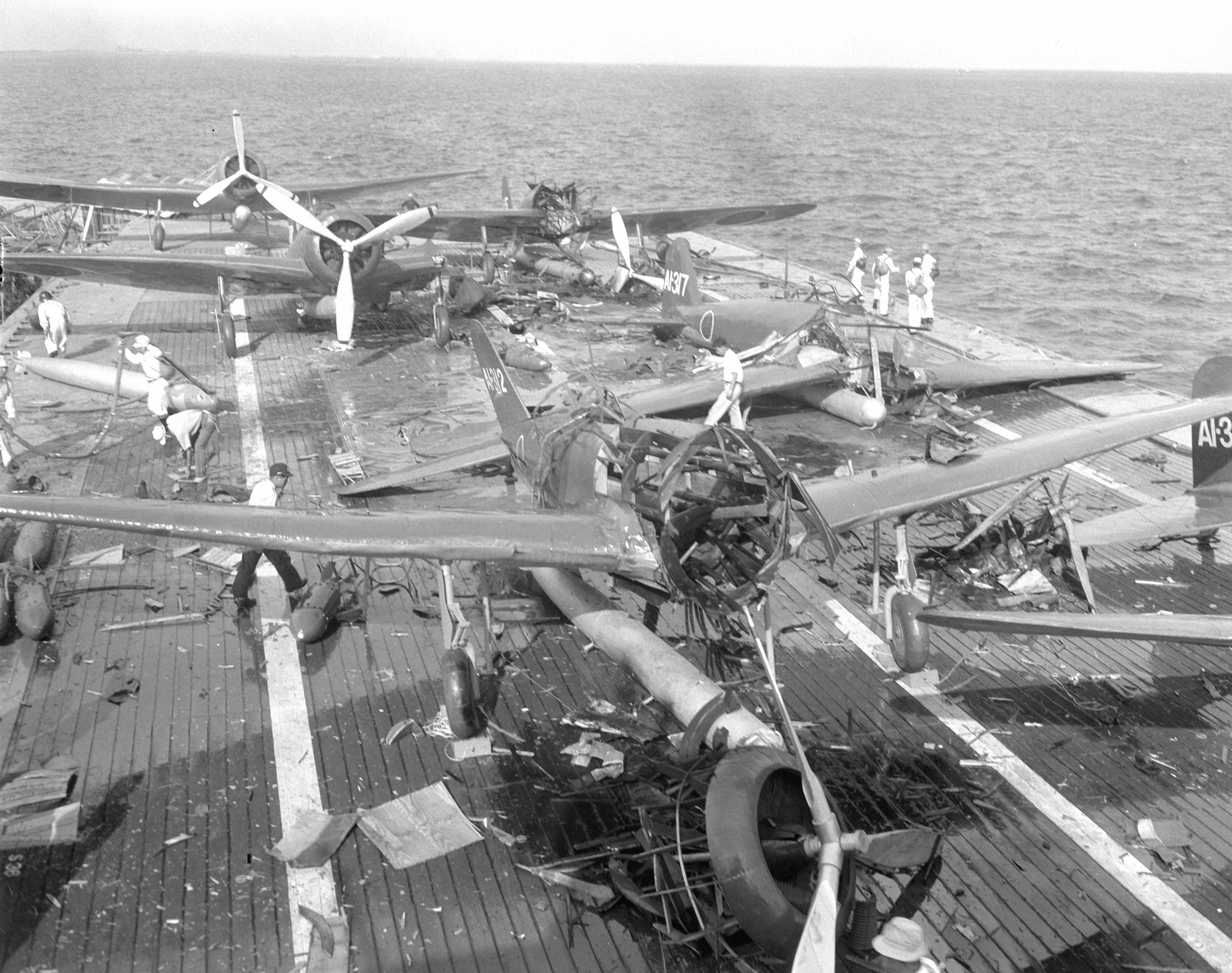 「太平洋の鷲」の撮影風景。空母「赤城」艦上のブリキ製九七式雷撃機＝1953年9月22日