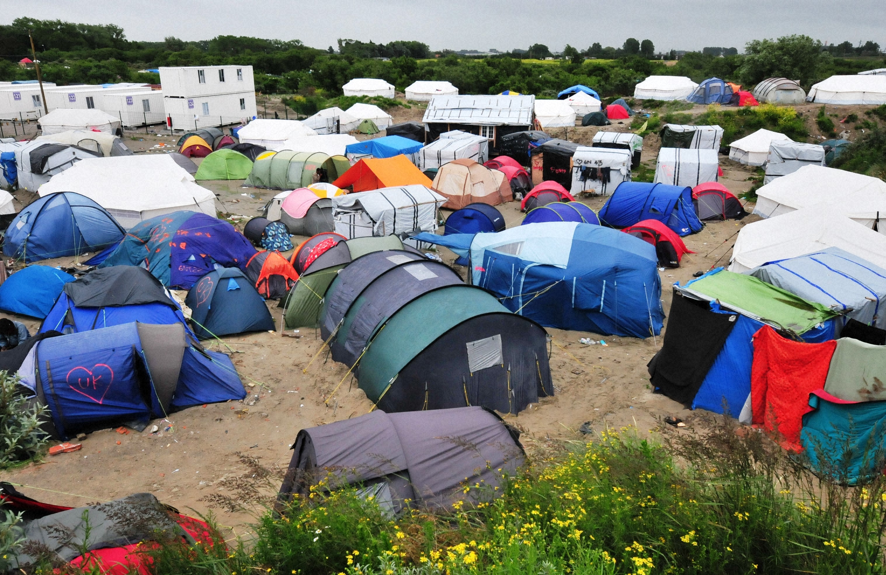 テントが密集する難民キャンプ「ジャングル」＝フランス北部カレーで2016年7月、賀有勇撮影