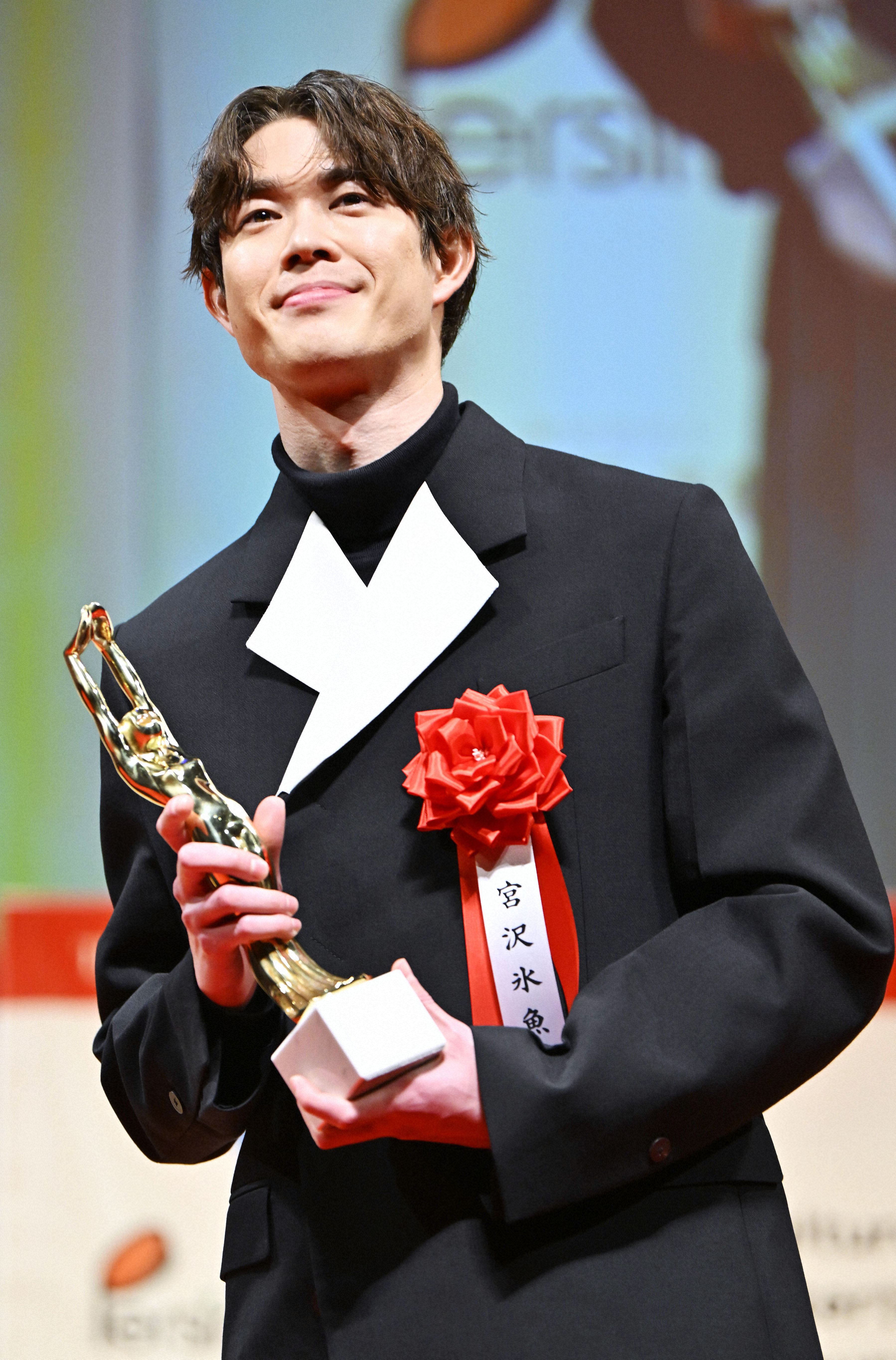 第78回毎日映コン表彰式であいさつする男優助演賞の宮沢氷魚