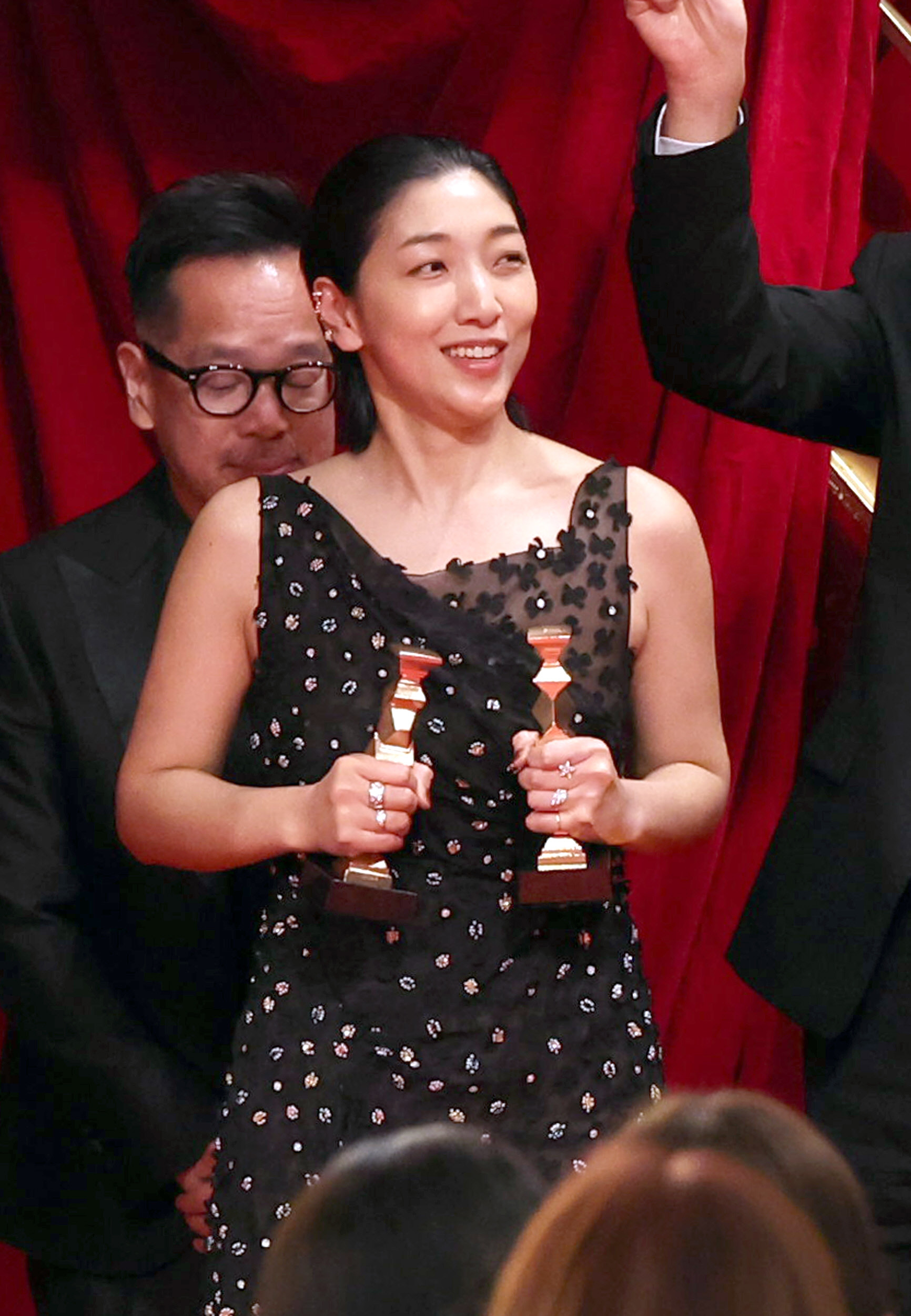 第47回日本アカデミー賞で「怪物」で最優秀主演女優賞、「ゴジラ-1.0」で同助演女優賞を受賞、二つのトロフィーを手にする安藤サクラ