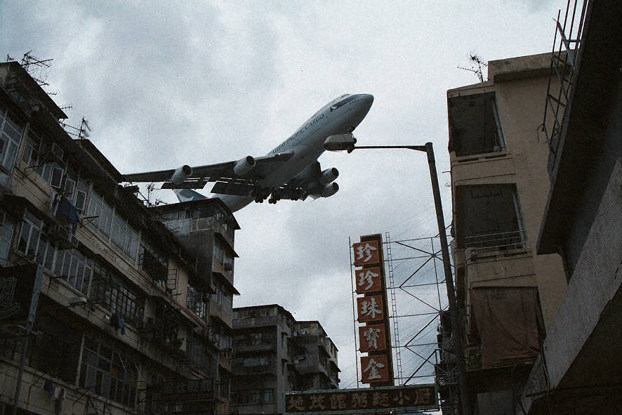 啓徳空港が閉鎖されるまで飛行機が頭上を飛んでいた香港・九竜城地区