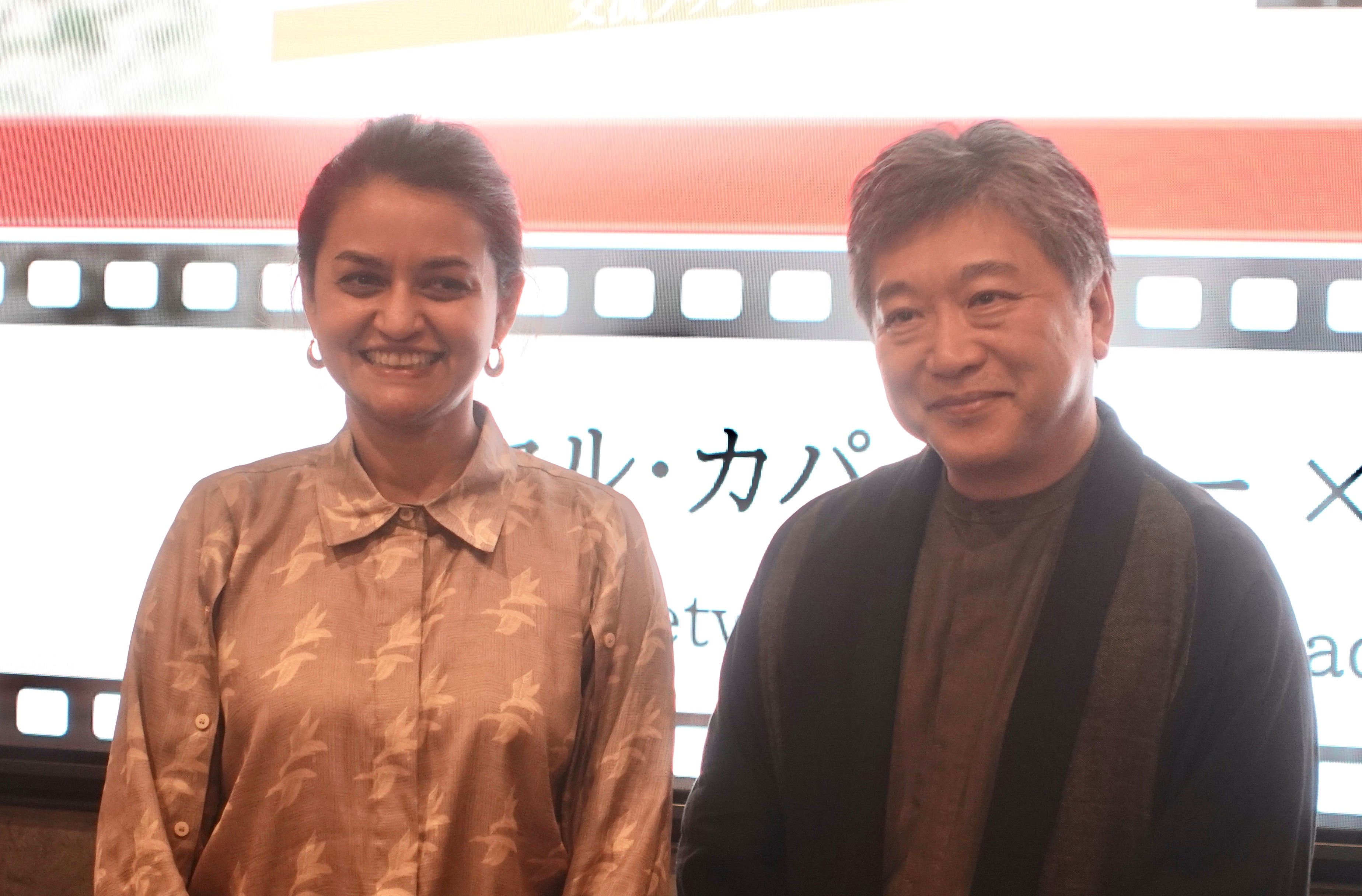 第37回東京国際映画祭の交流ラウンジで語るインドのパヤル・カパーリヤー、是枝裕和両監督