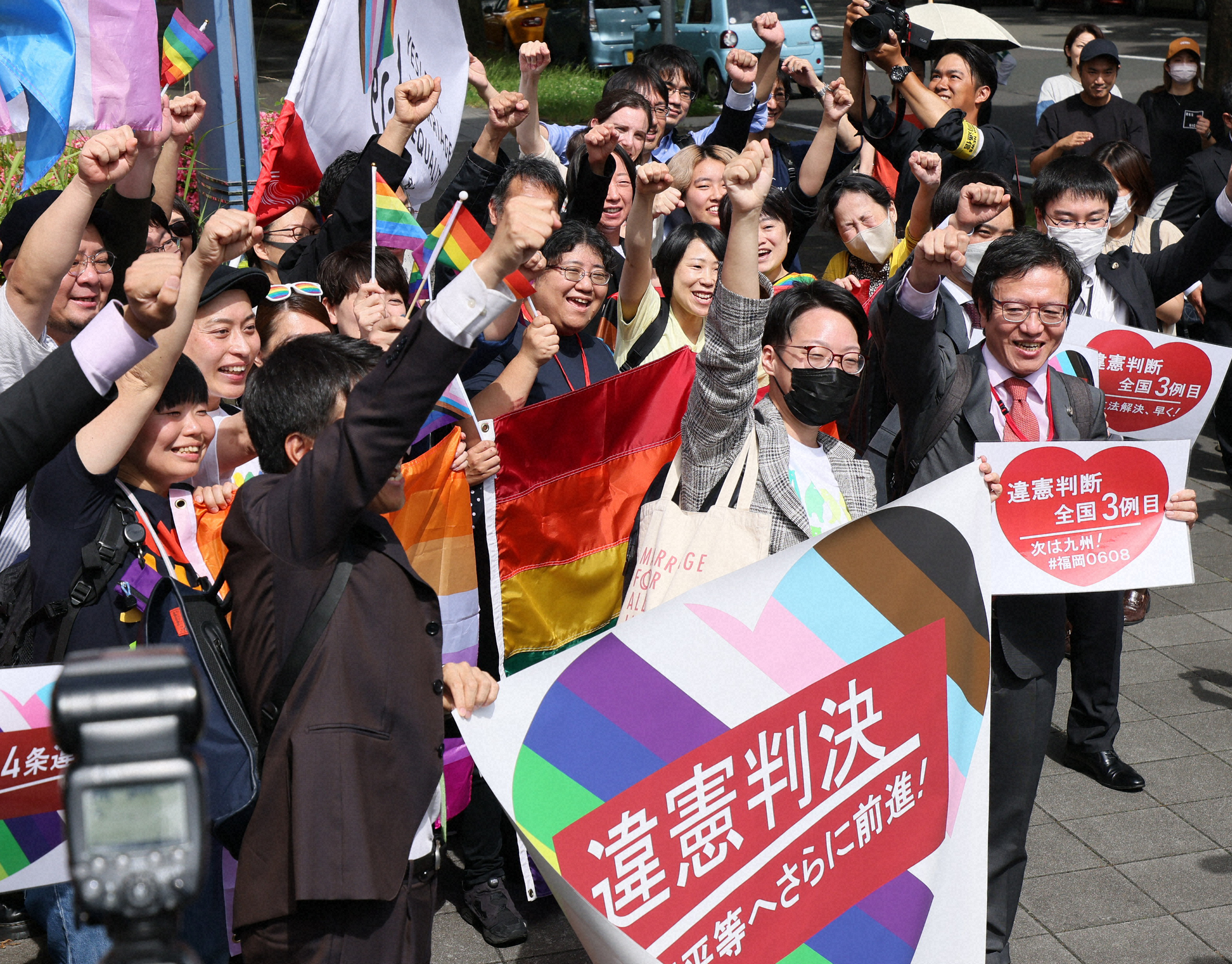 「同性婚を認めないのは違憲」との名古屋地裁判決を受け拳を突き上げる原告団ら