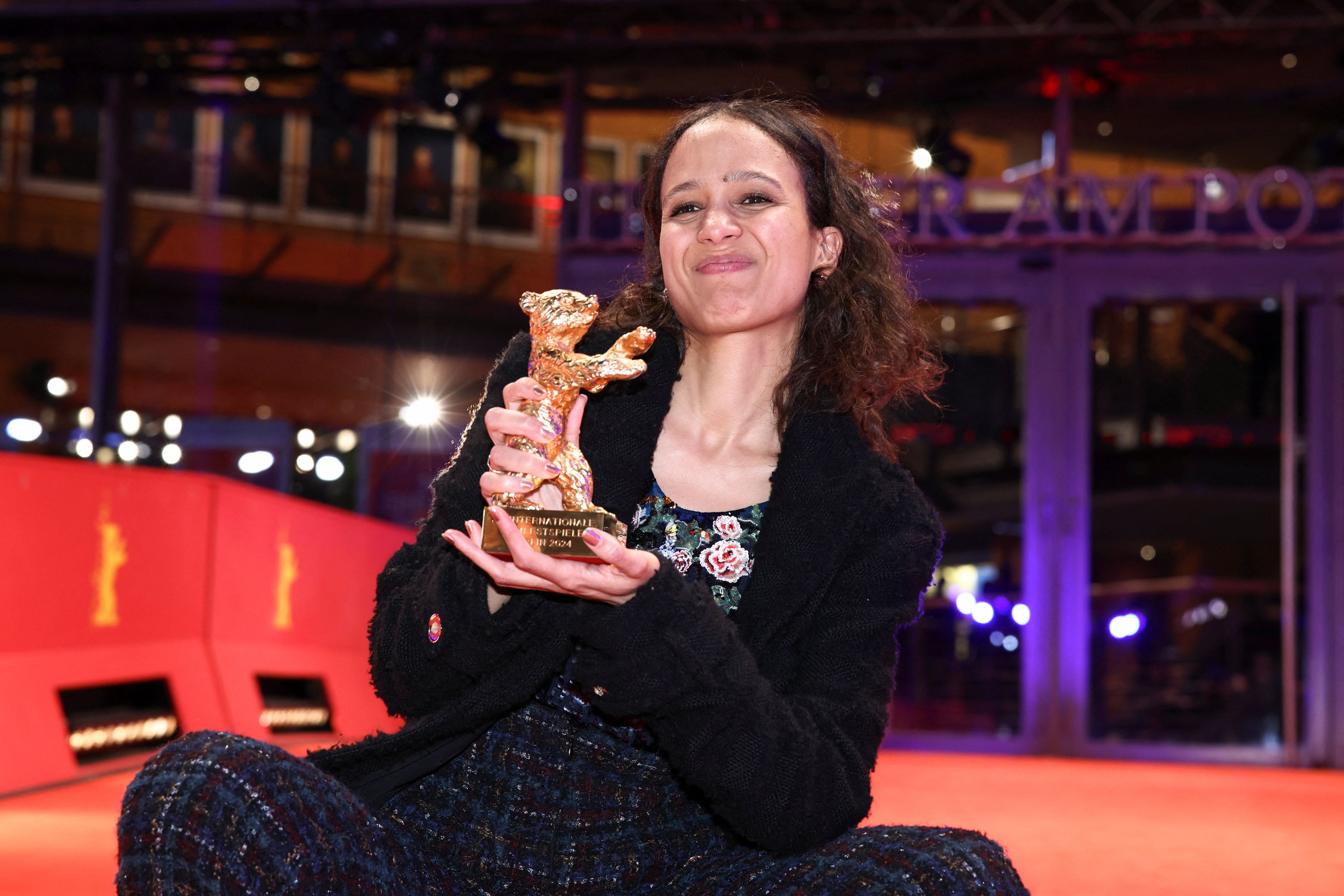 第74回ベルリン国際映画祭で金熊賞を受賞し、トロフィーを手にする「ダホメ」のマティ・ディオップ監督２＝2024年2月24日