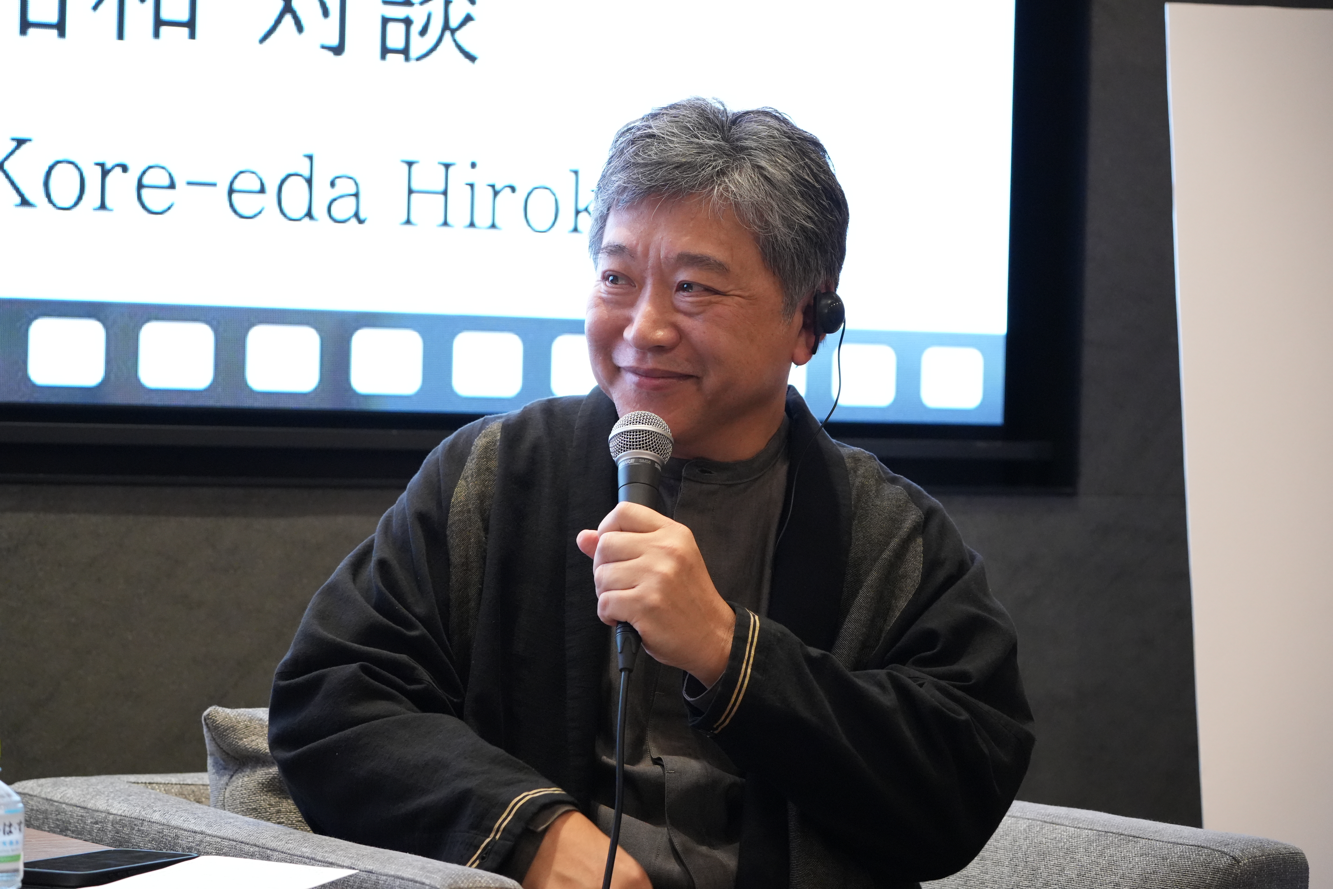 第37回東京国際映画祭の交流ラウンジで語る是枝裕和監督