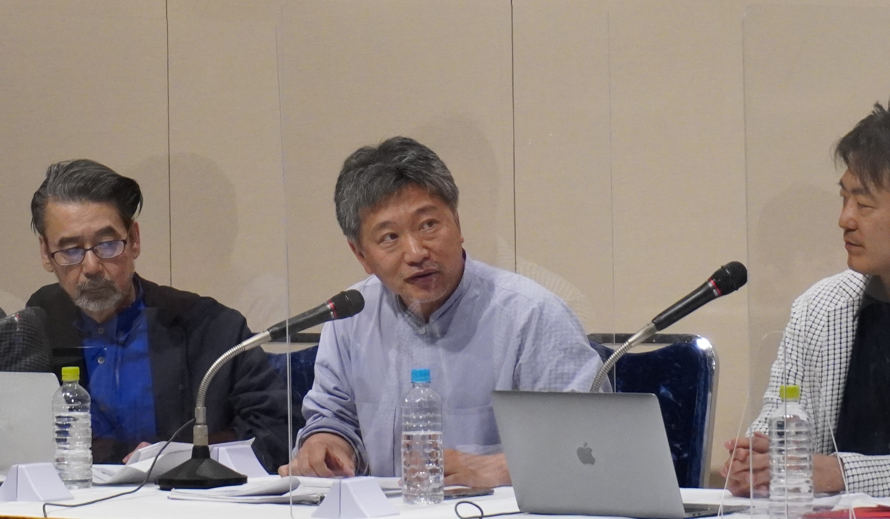 日本版CNC設立を求める会の記者会見に臨んだ、（左から）諏訪敦彦、是枝裕和、舩橋淳各監督＝2022年6月14日