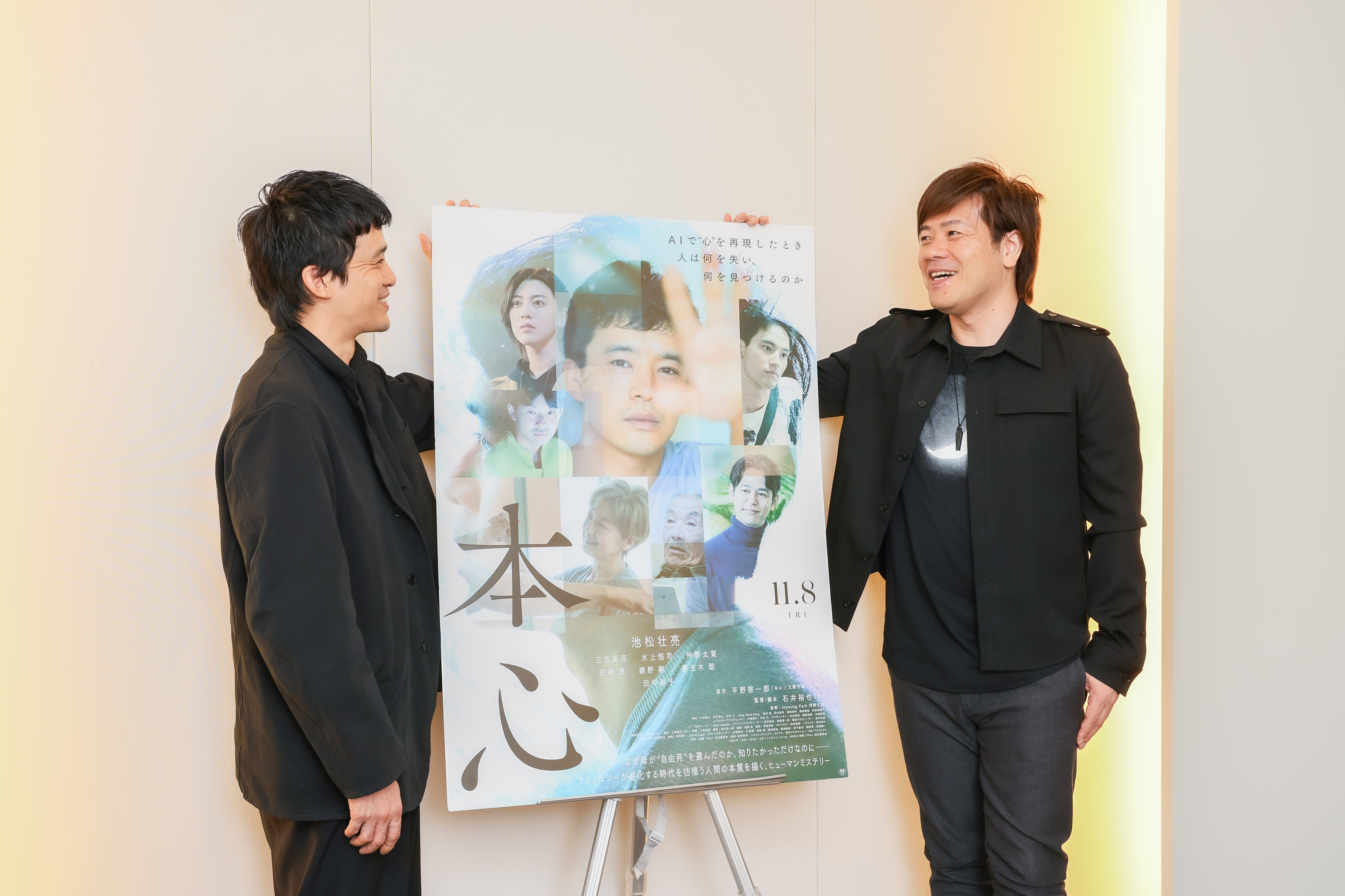 「本心」の主演、池松壮亮と原作者・平野啓一郎＝田辺麻衣子撮影