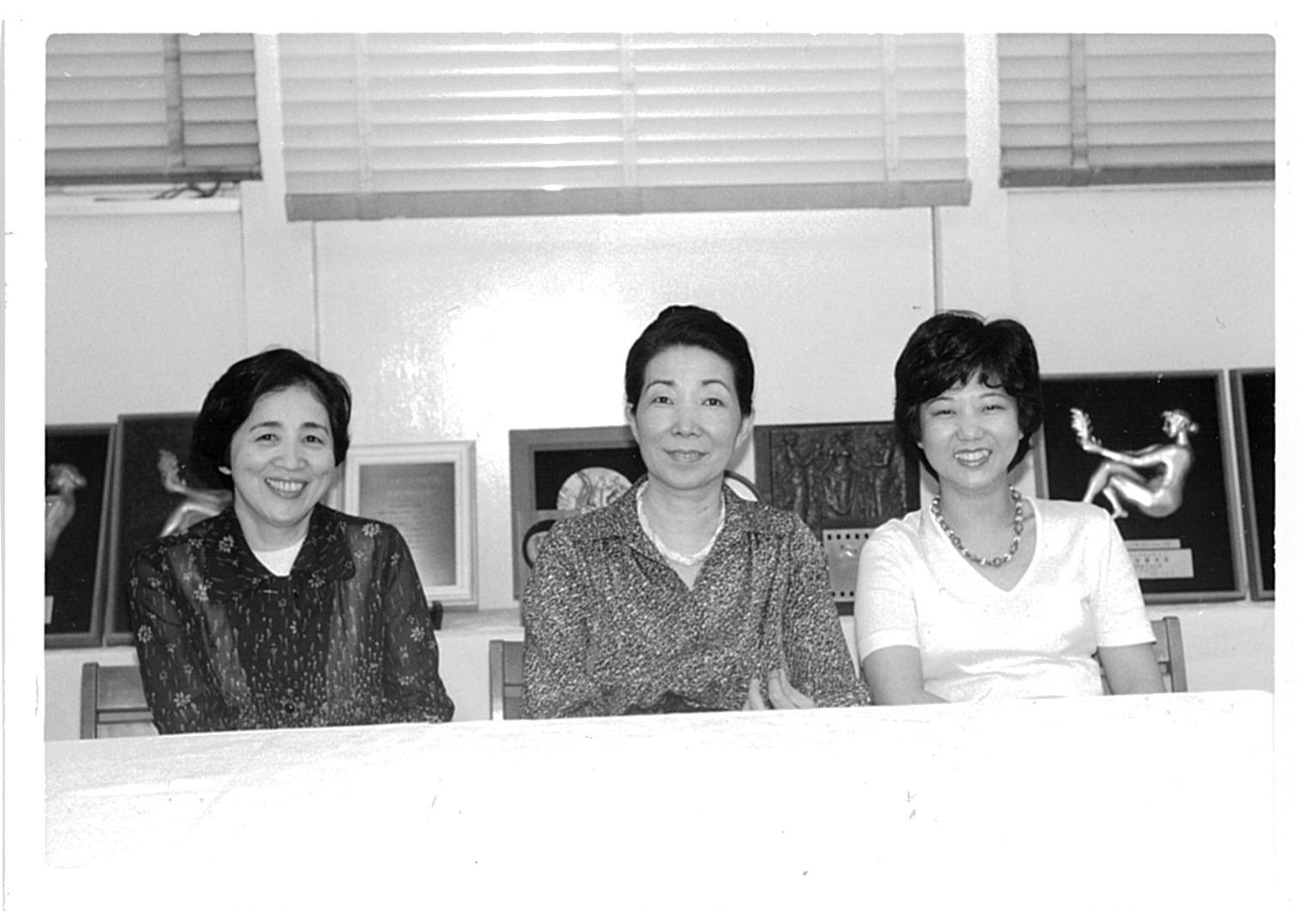岩波ホールの会議室で写真に収まる（左から)大竹洋子さん、髙野悦子さん、石井淑子さん＝石井さん提供、撮影日不明
