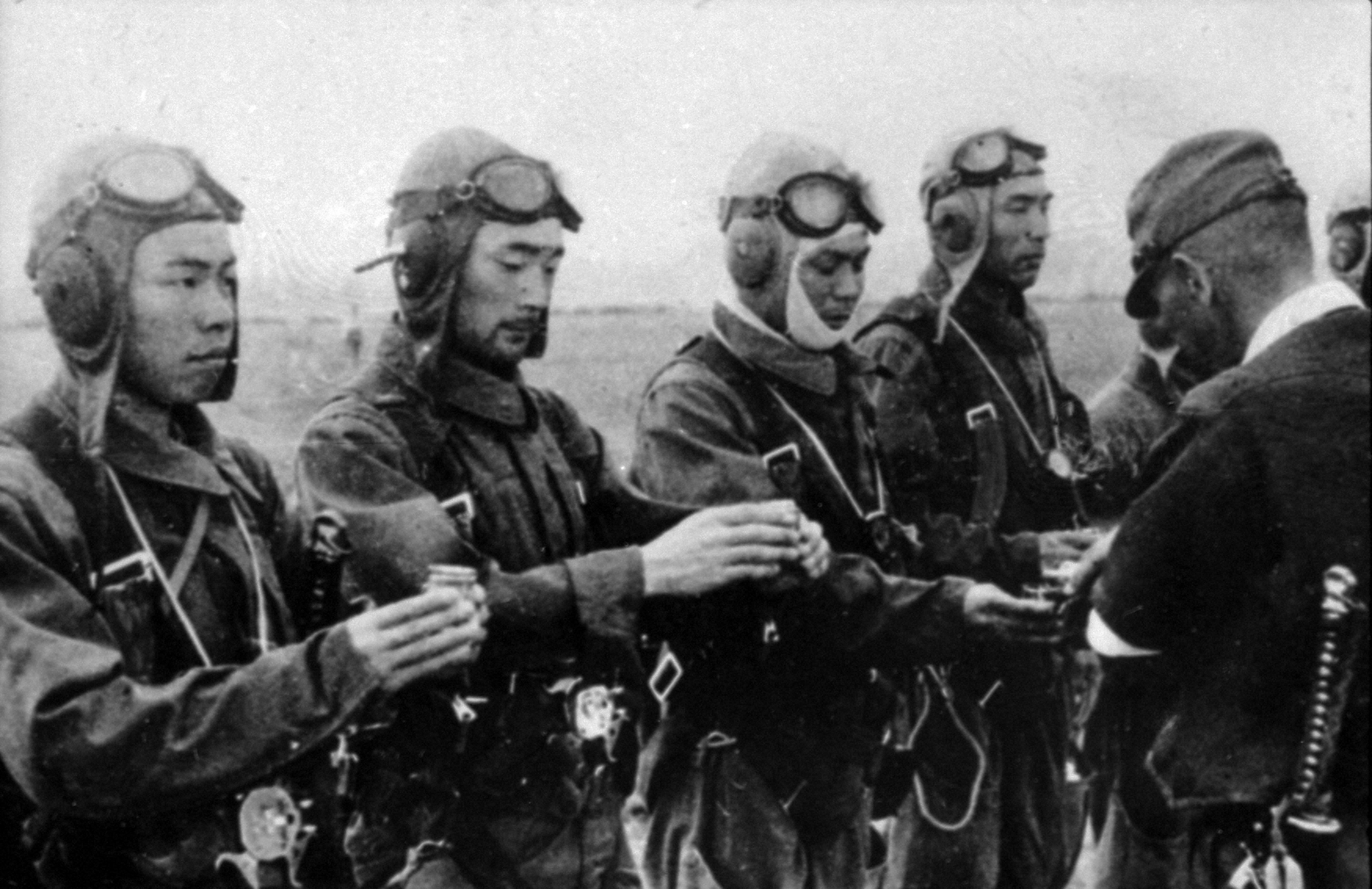富永恭次中将（右端）から、別れの杯を受ける陸軍特攻隊進襲隊の隊員たち＝フィリピンで1945年2月