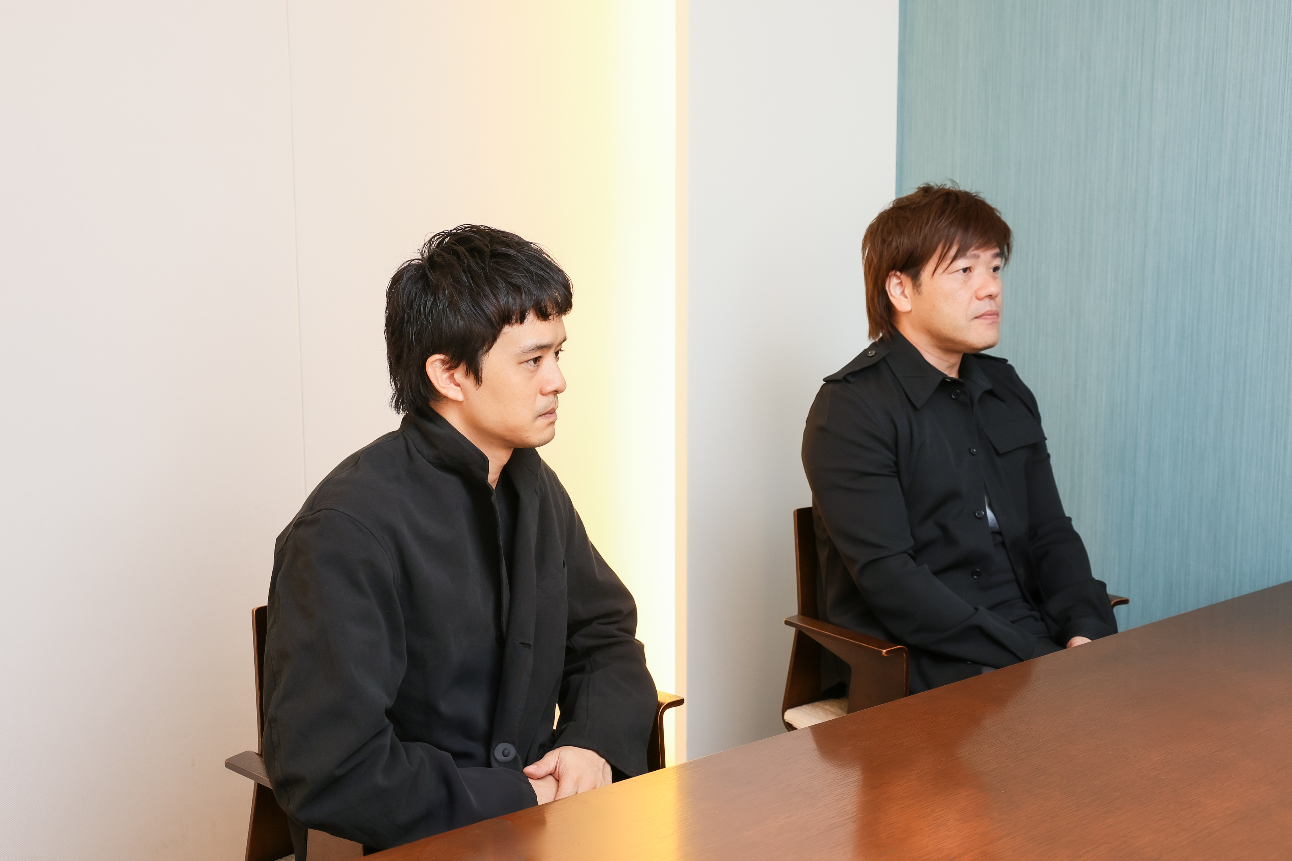 「本心」の主演、池松壮亮と原作者・平野啓一郎＝田辺麻衣子撮影