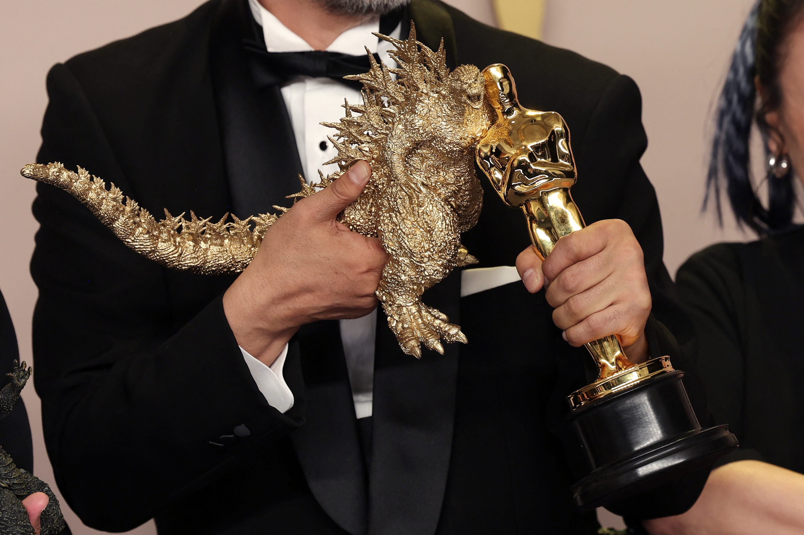 第96回アカデミー賞で「ゴジラ-1.0」が視覚効果賞を受賞、ゴジラとオスカー像を手にした山崎貴監督