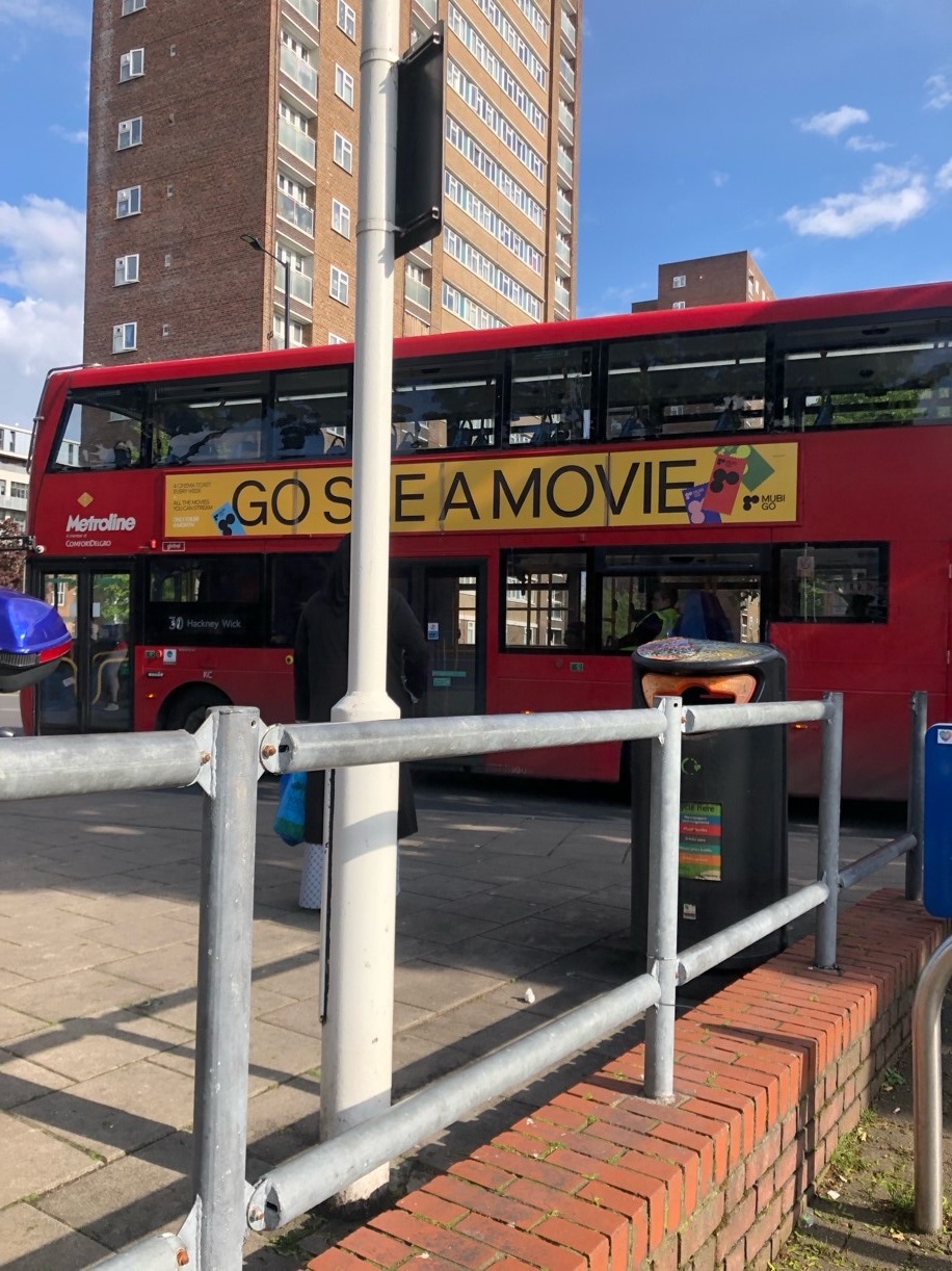 ロンドン市内を走るバスにもMUBI GOの広告が。一部隠れてしまったが「GO SEE A MOVIE」の文字が見える