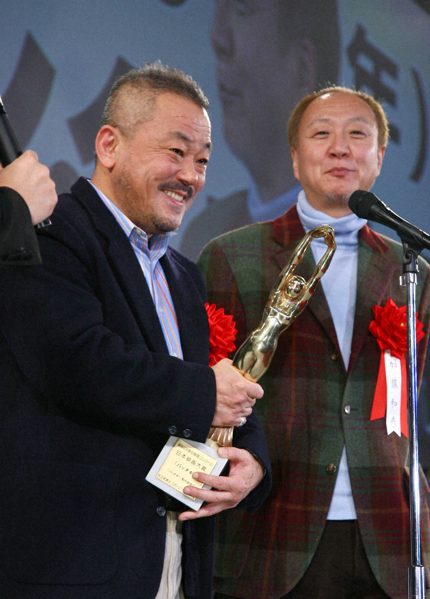第60回毎日映画コンクール表彰式で、「パッチギ！」で日本映画大賞を受賞し喜ぶ井筒和幸監督（左）と同作で音楽賞の加藤和彦