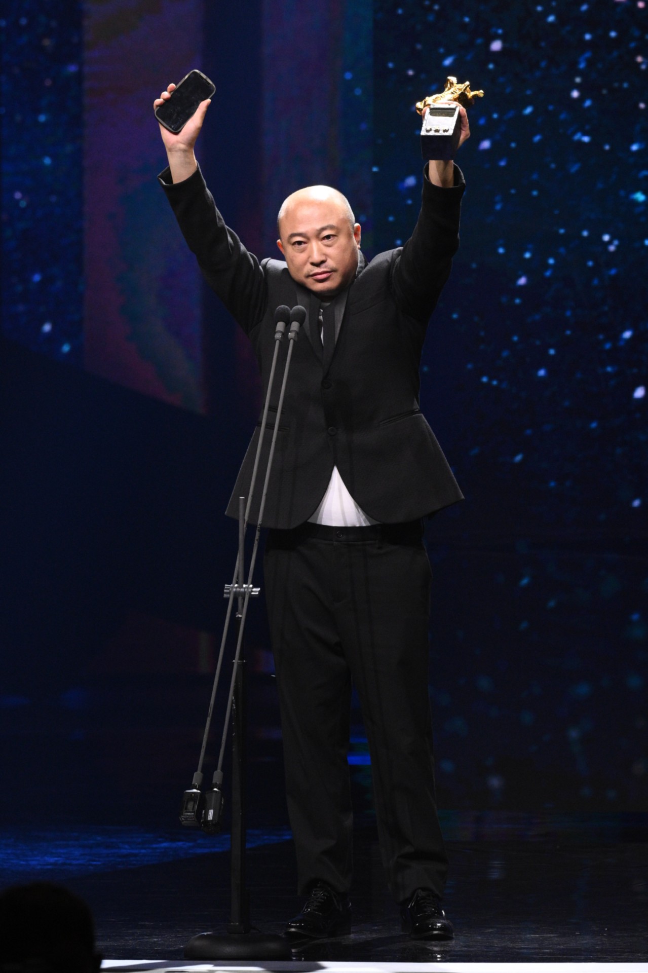 第61回金馬奨授賞式で、「漂亮朋友」で主演男優賞を受賞したチャン・ジーヨンの代理でトロフィーを受け取ったゲン・ジュン監督