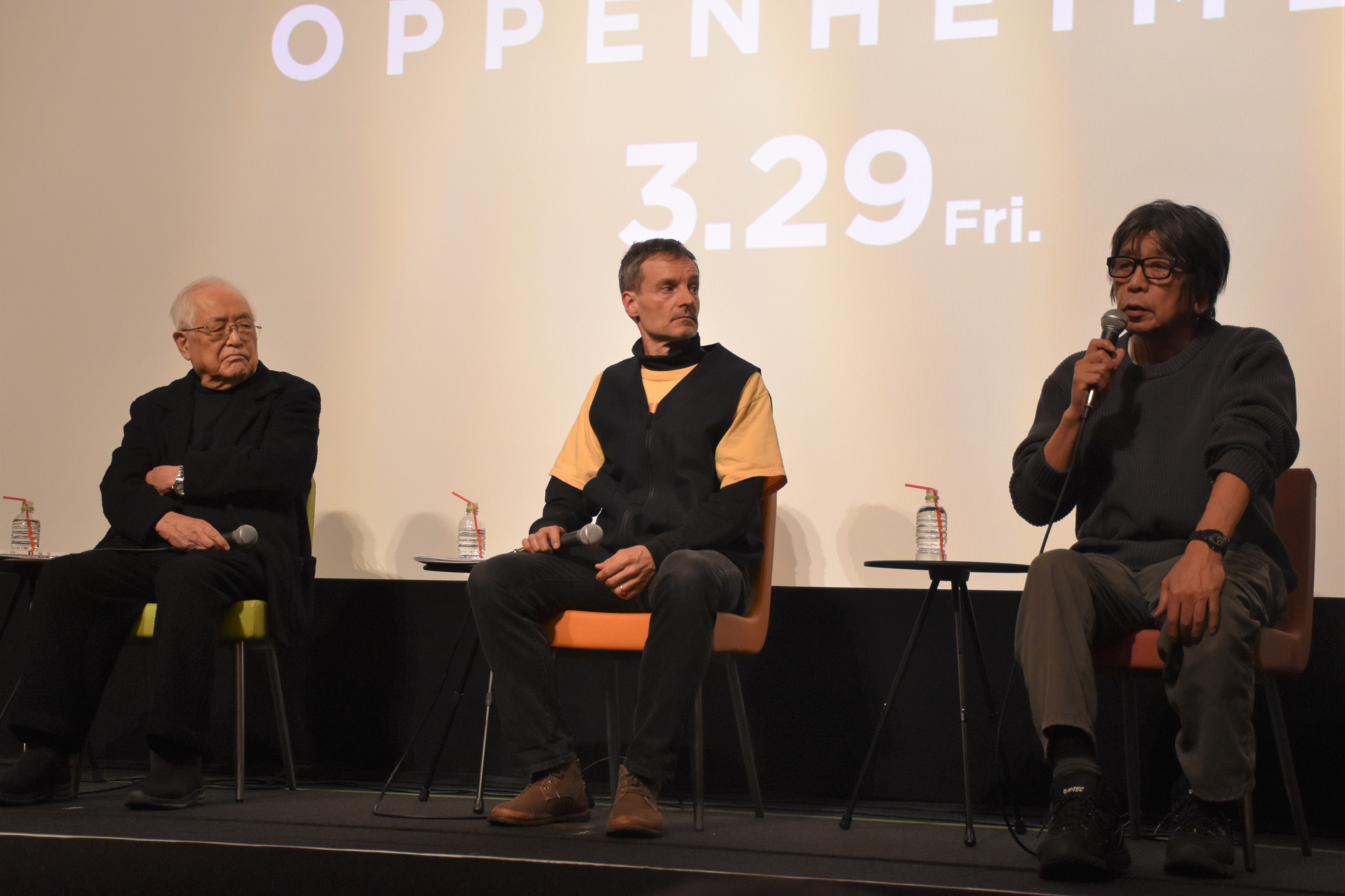 「オッペンハイマー」トークイベントで語る（左から）平岡敬元広島市長、アーサー・ビナード、森達也