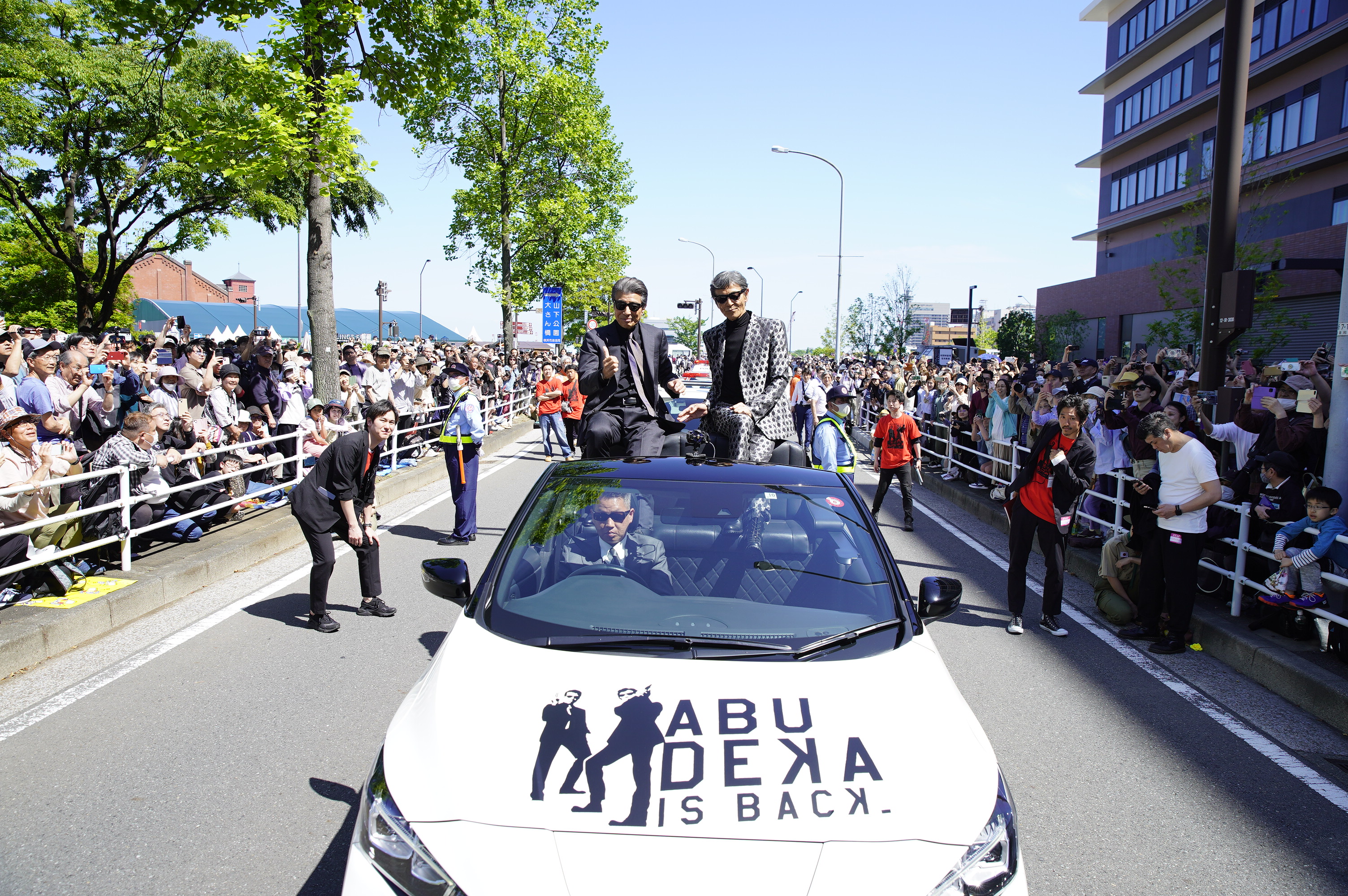 「ザよこはまパレード」に参加した「帰ってきたあぶない刑事」の舘ひろし（左）と柴田恭兵