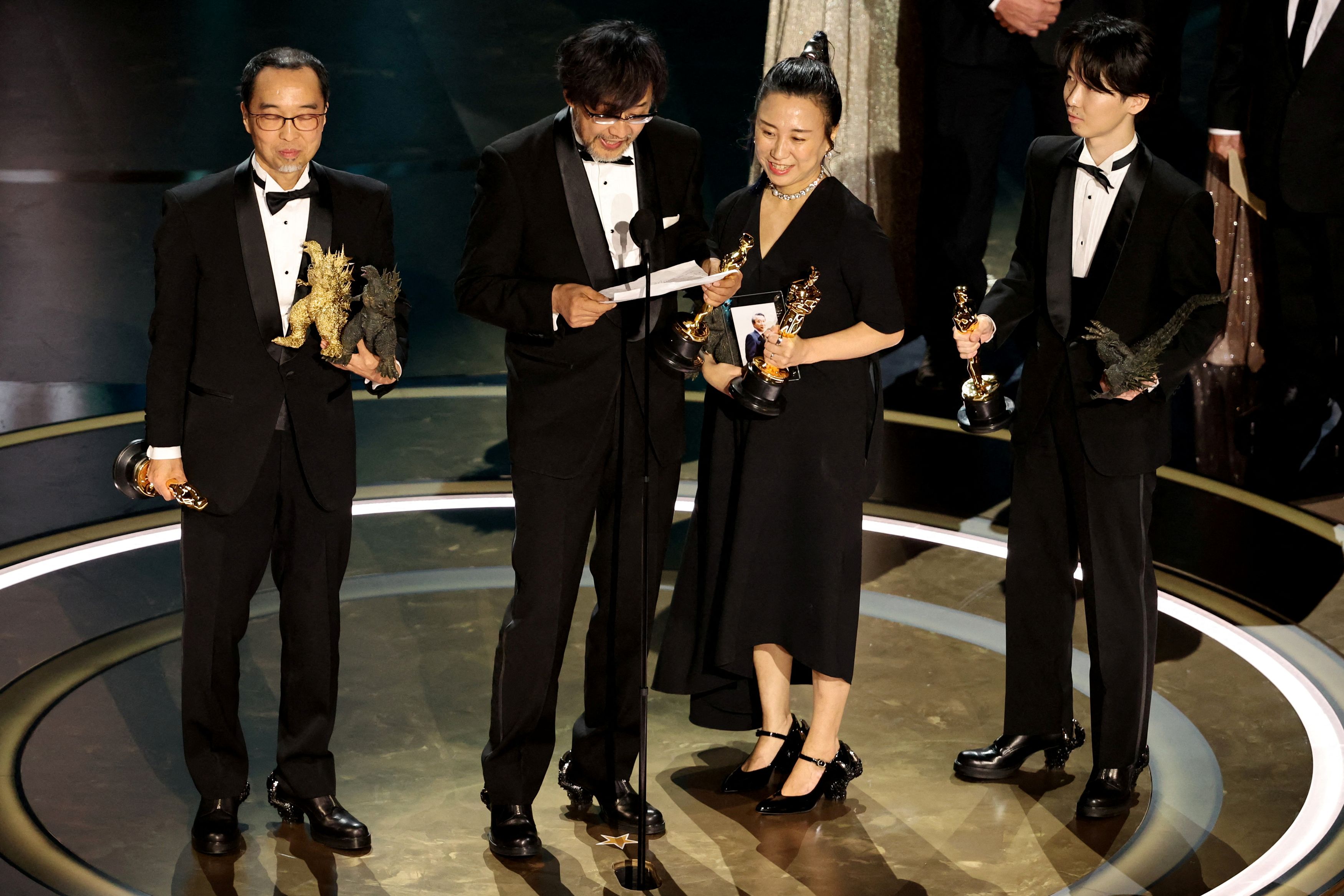 第96回アカデミー賞で「ゴジラ-1.0」が視覚効果賞を受賞し、スピーチする山崎貴監督（左から２人目）ら白組スタッフ