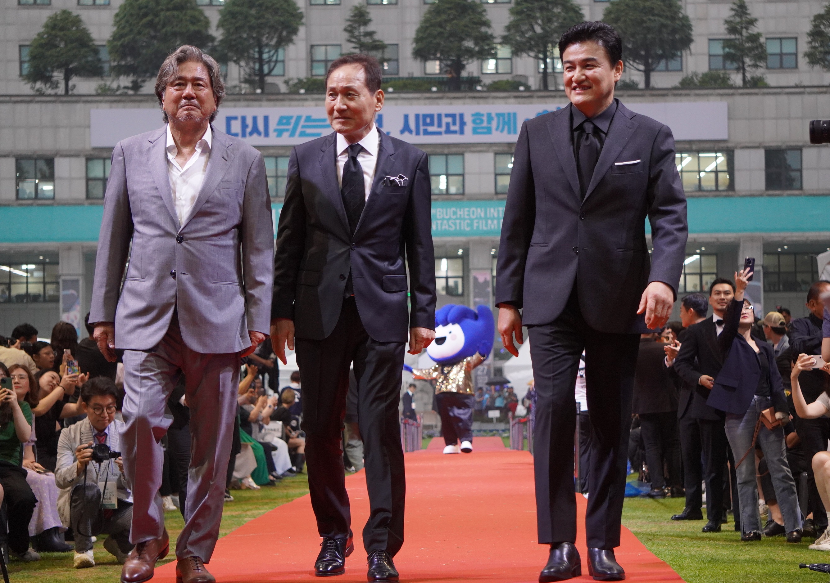 第27回プチョン国際ファンタスティック映画祭の開会式でレッドカーペットを歩く（左から）チェ・ミンシク、アン・ソンギ、パク・チュンフン＝2023年6月29日、勝田友巳撮影