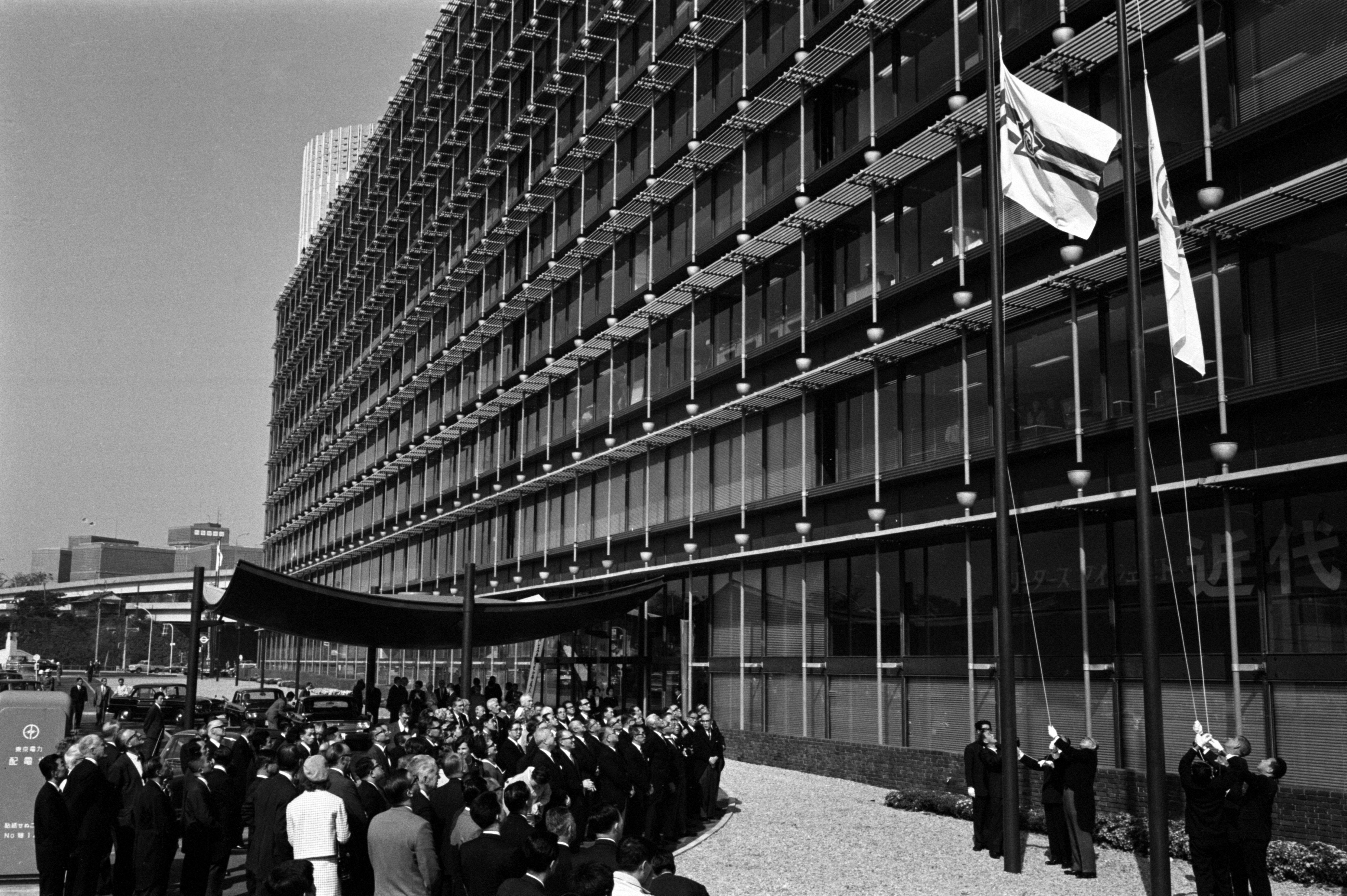 1966年10月6日毎日新聞東京本社の新社屋になった、パレスサイドビルが竣工