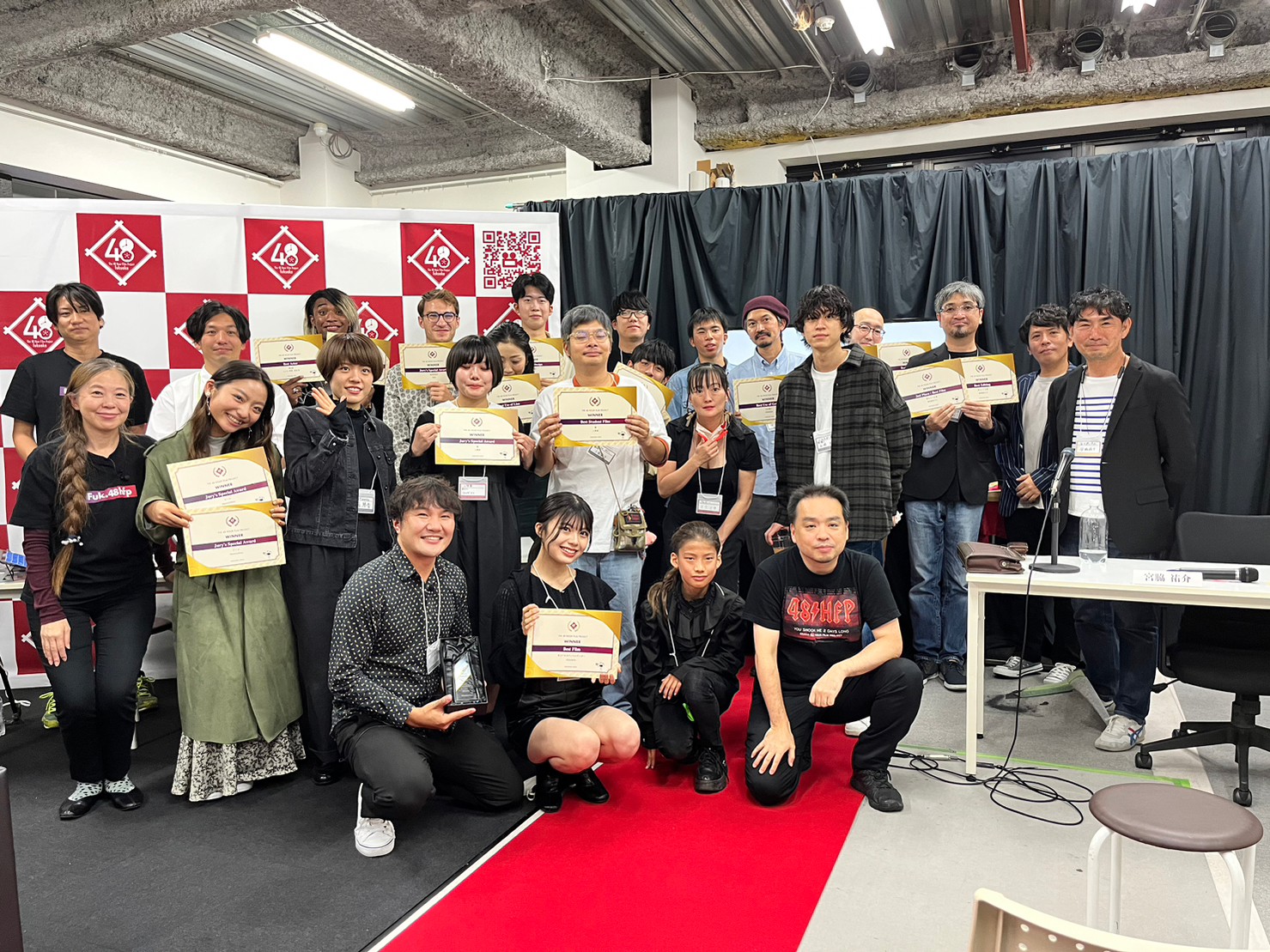 表彰式のあと写真におさまるチームの代表者　写真提供　FUKUOKA 48 Hour Film Project