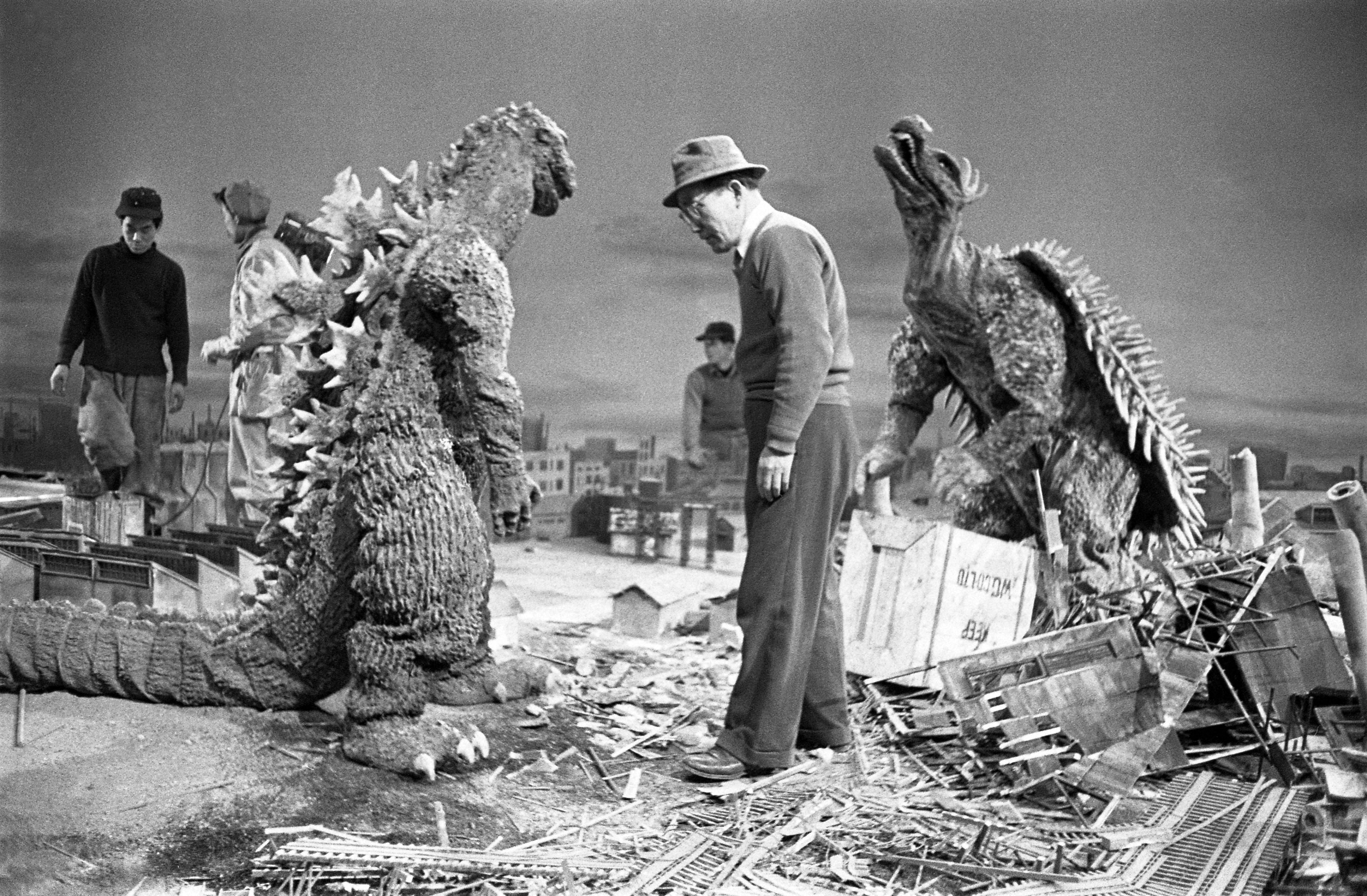 「ゴジラの逆襲」の撮影現場で「この辺で四つに組んで顔はこっちを向いて」と演技指導する、特殊技術の円谷英二＝東宝撮影所第８ステージで1955年3月