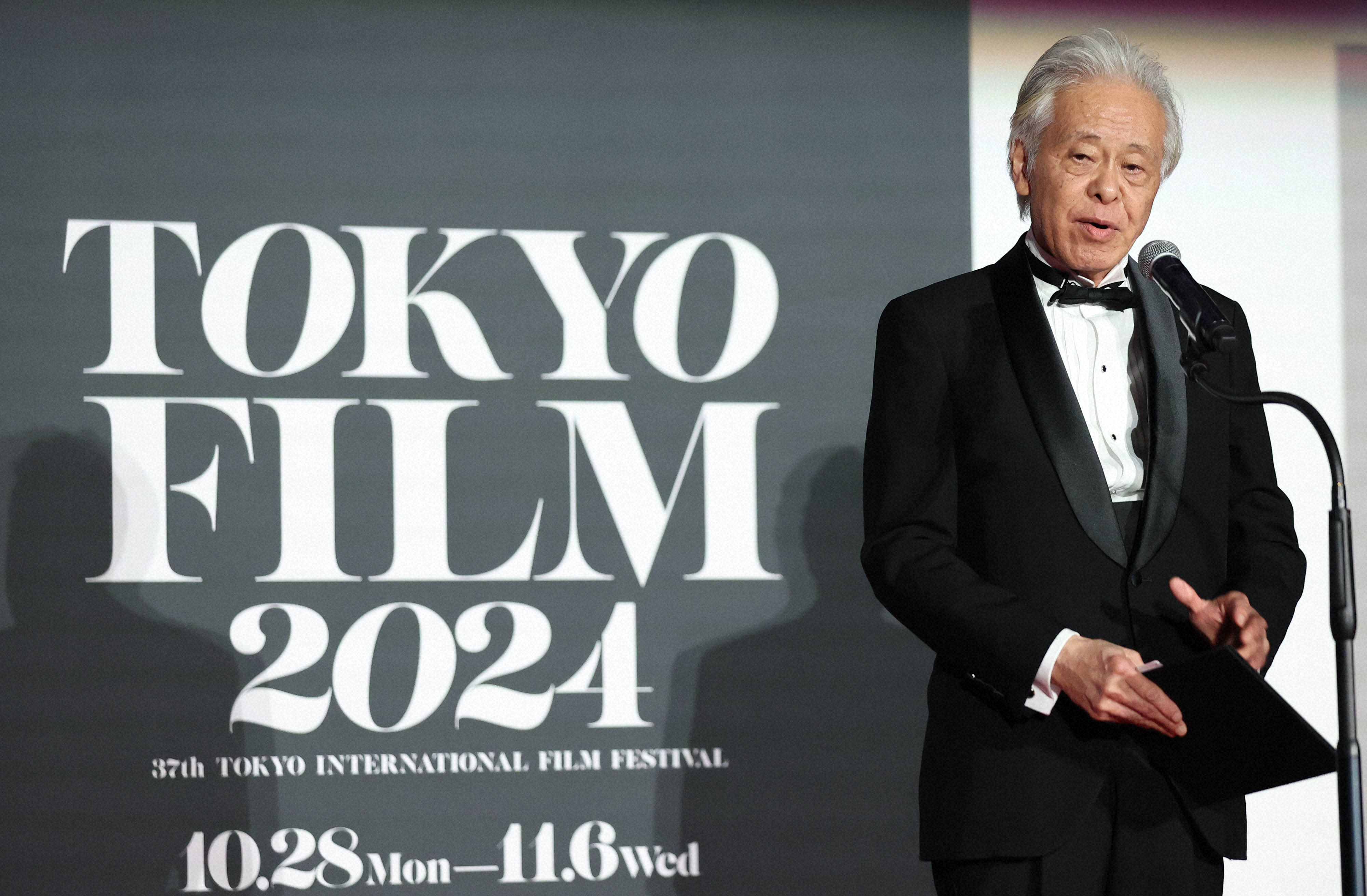 第37回東京国際映画祭の閉幕を宣言する安藤裕康チェアマン