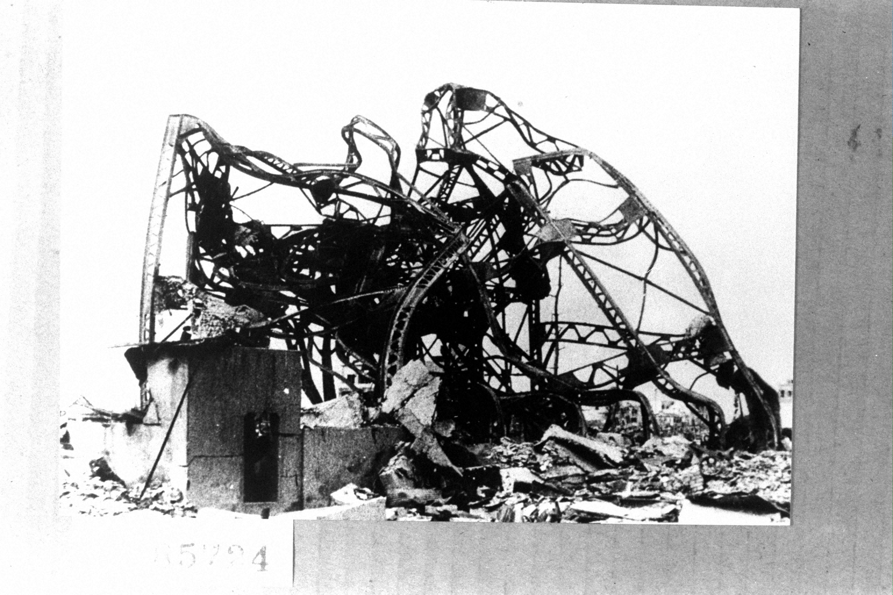 広島市の爆心地から300メートルのビルは一片も残さず吹き飛び、鉄筋がアメのように曲げられている