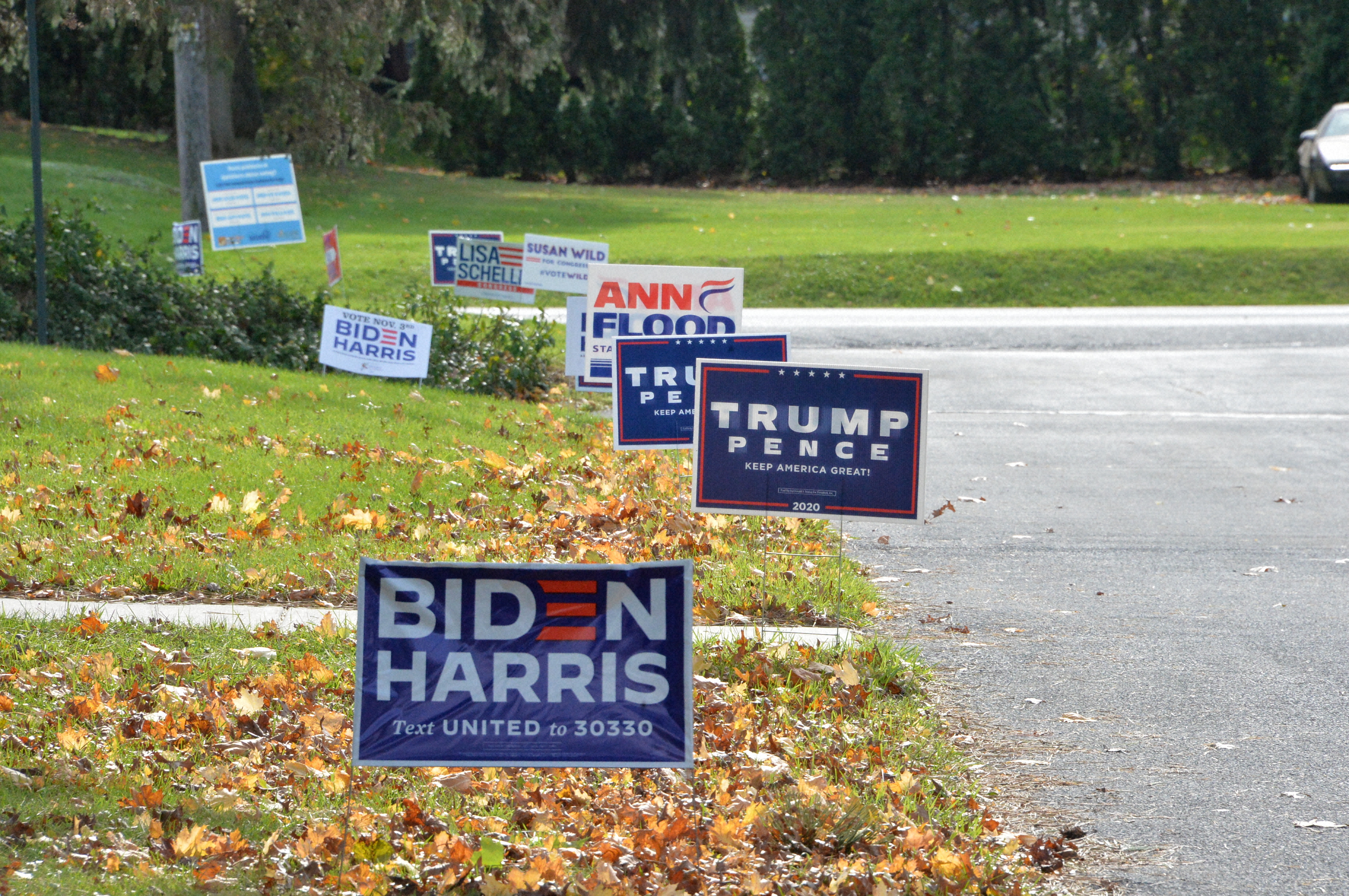 【2020年大統領選】ドナルド・トランプとジョー・バイデンのヤードサイン（看板）が並ぶ投票所