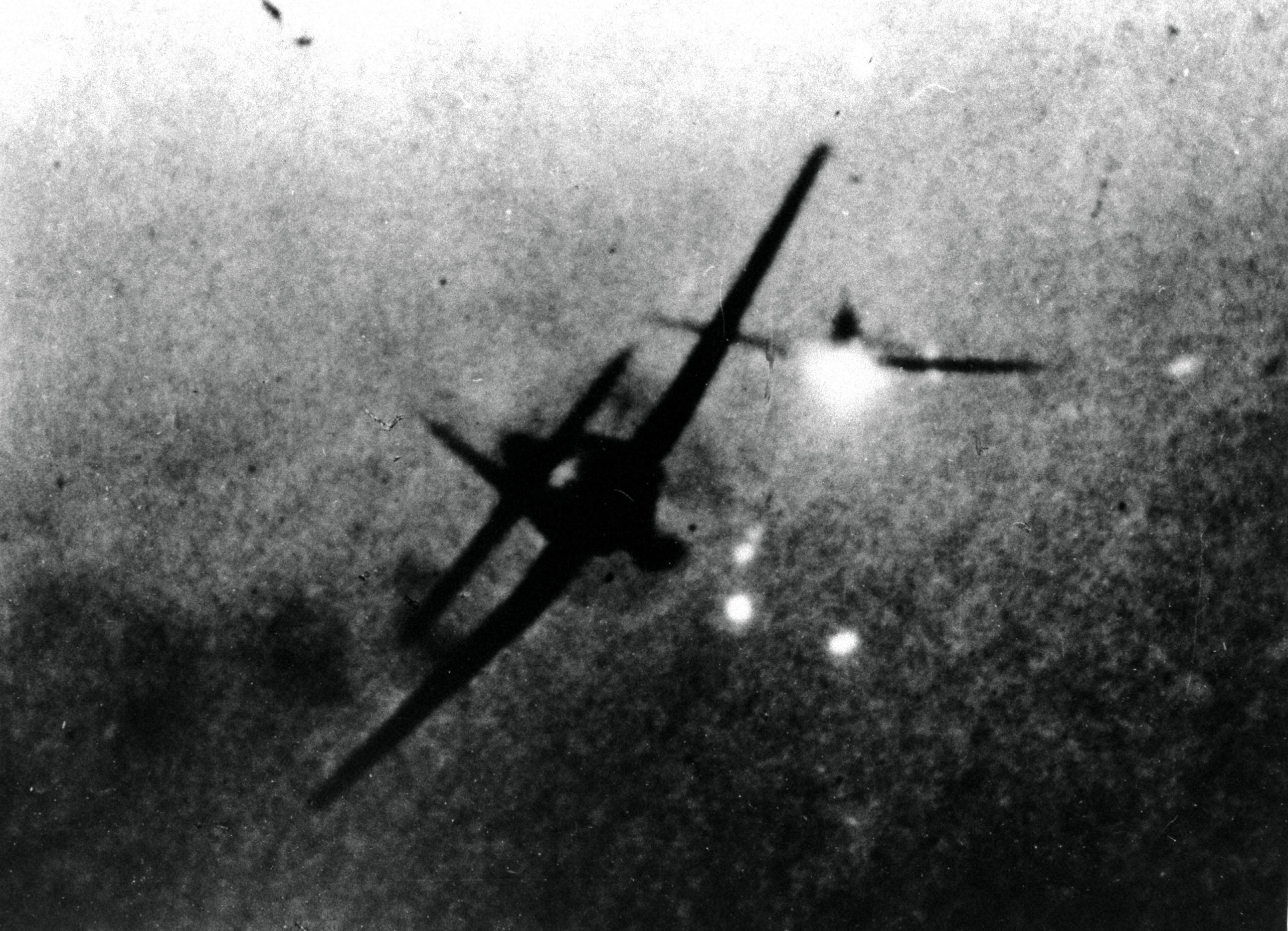 米軍機に撃墜される零戦=1944年11月10日