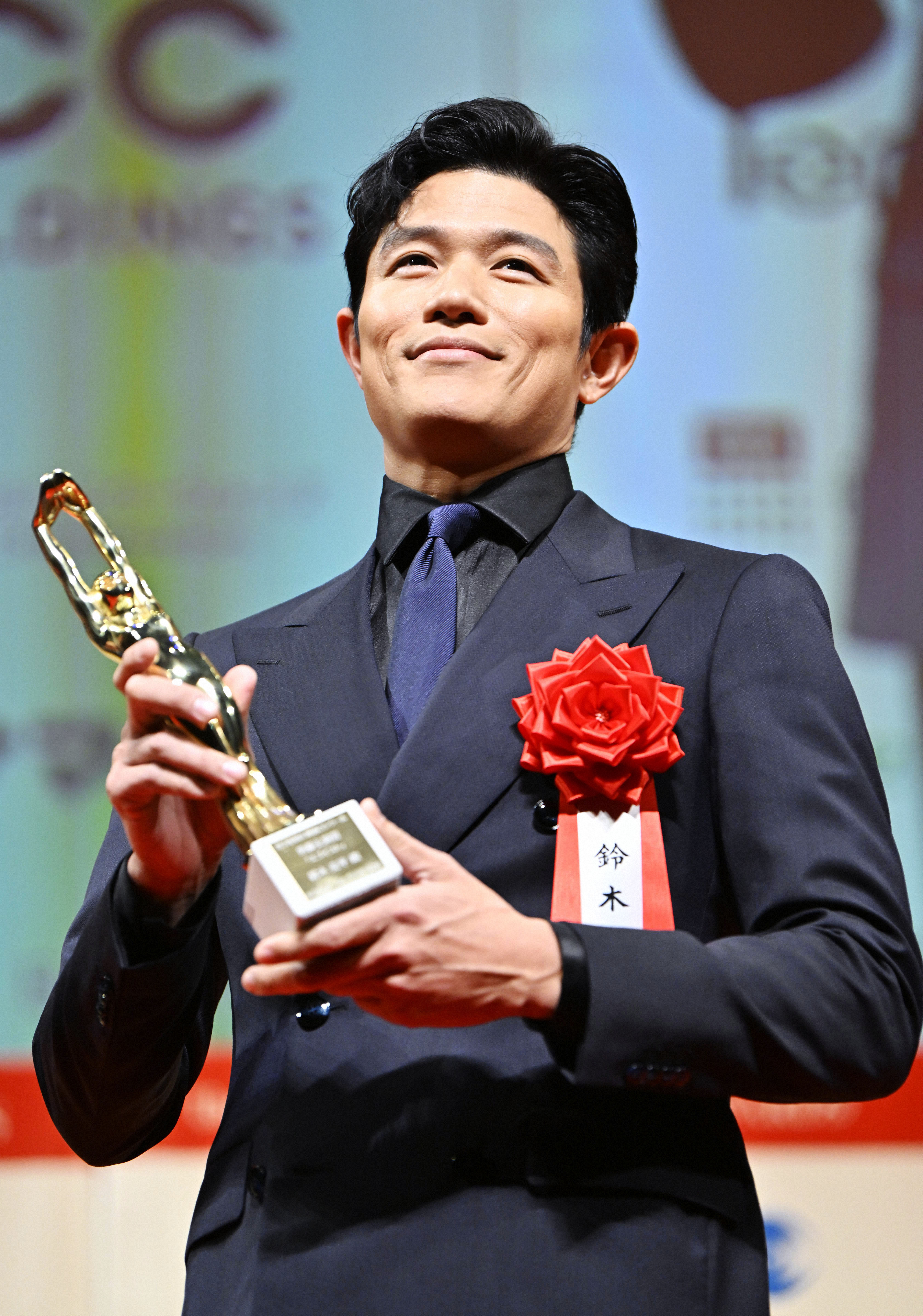 第78回毎日映コン表彰式でトロフィーを手にした男優主演賞の鈴木亮平