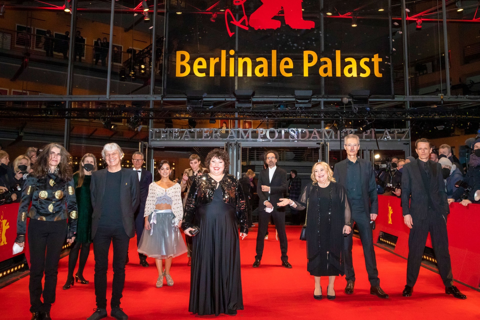 「ミセス・クルナスvs.ジョージ・W・ブッシュ」第72回ベルリン国際映画祭に参加した、アンドレアス・ドレーゼン監督（前列左から２人目）